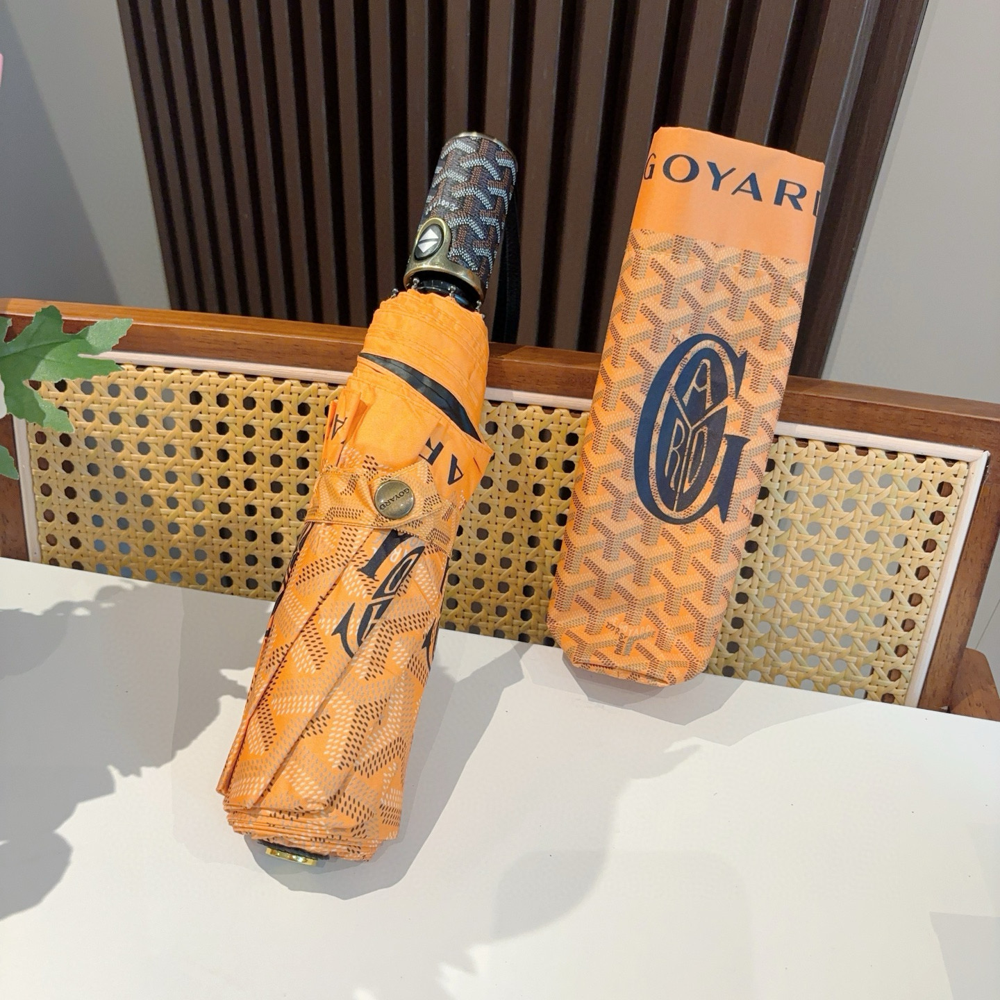  Goyard戈雅  三折自动折叠伞 热卖款 时尚指数爆表 不论晴天雨天使用都相得益彰 拥有它感受风从身