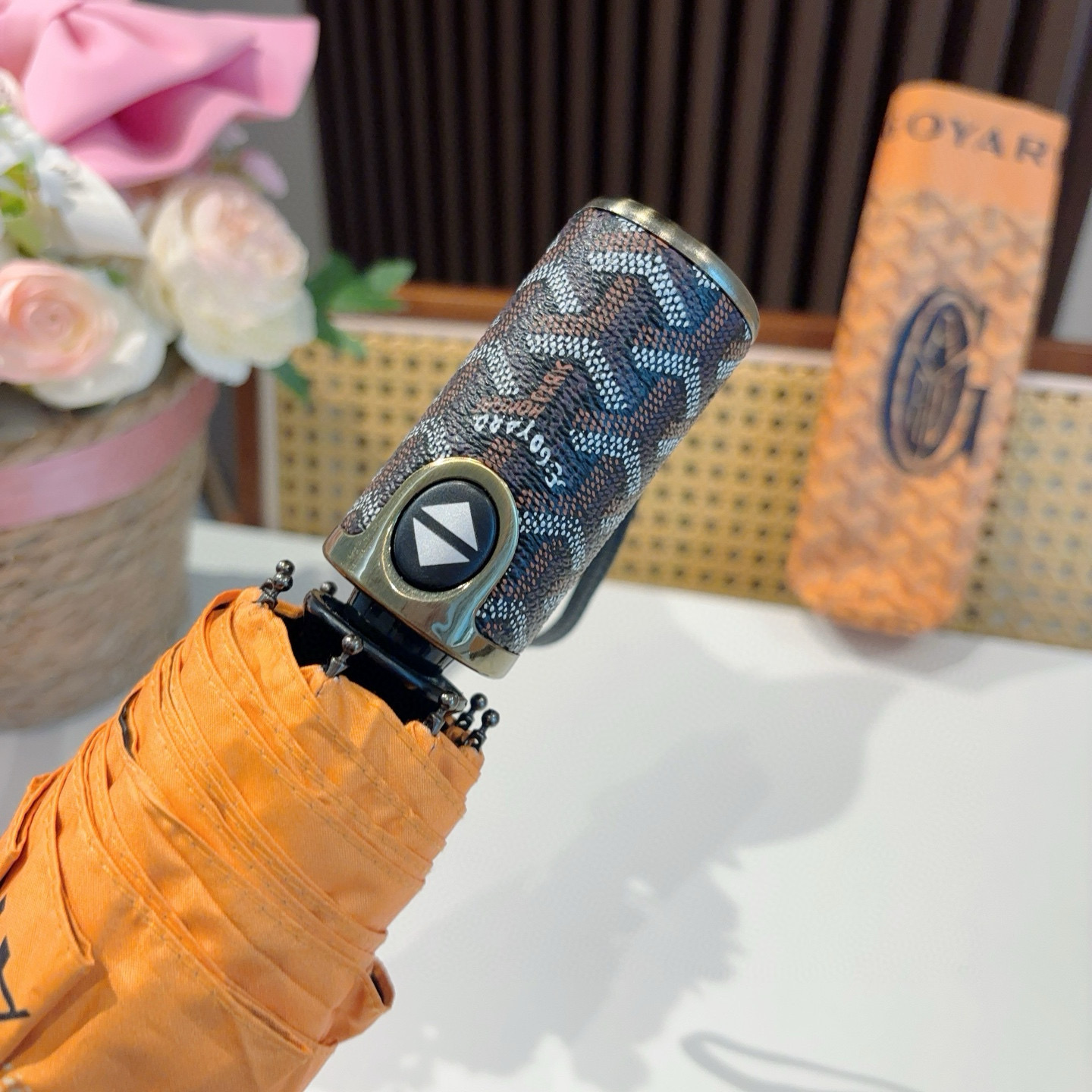  Goyard戈雅  三折自动折叠伞 热卖款 时尚指数爆表 不论晴天雨天使用都相得益彰 拥有它感受风从身