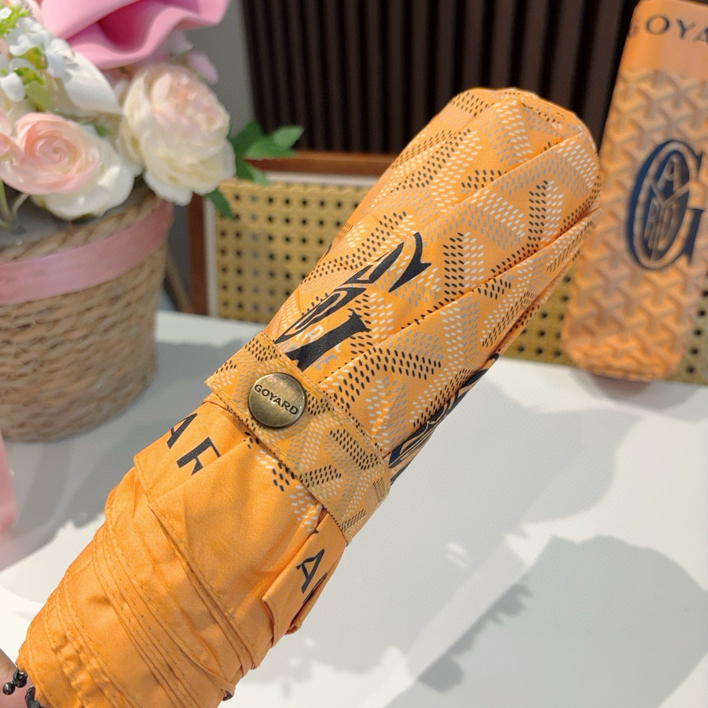  Goyard戈雅  三折自动折叠伞 热卖款 时尚指数爆表 不论晴天雨天使用都相得益彰 拥有它感受风从身