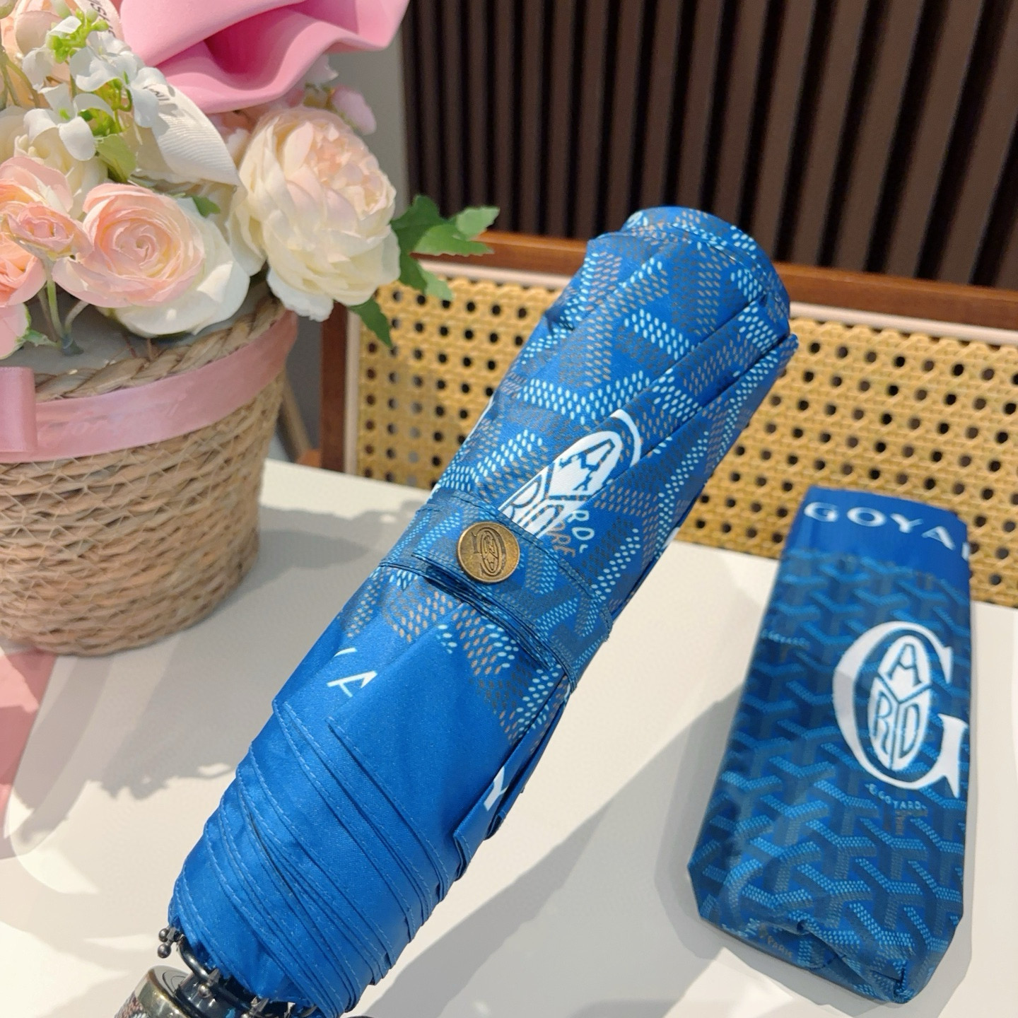  Goyard戈雅  三折自动折叠伞 热卖款 时尚指数爆表 不论晴天雨天使用都相得益彰 拥有它感受风从身