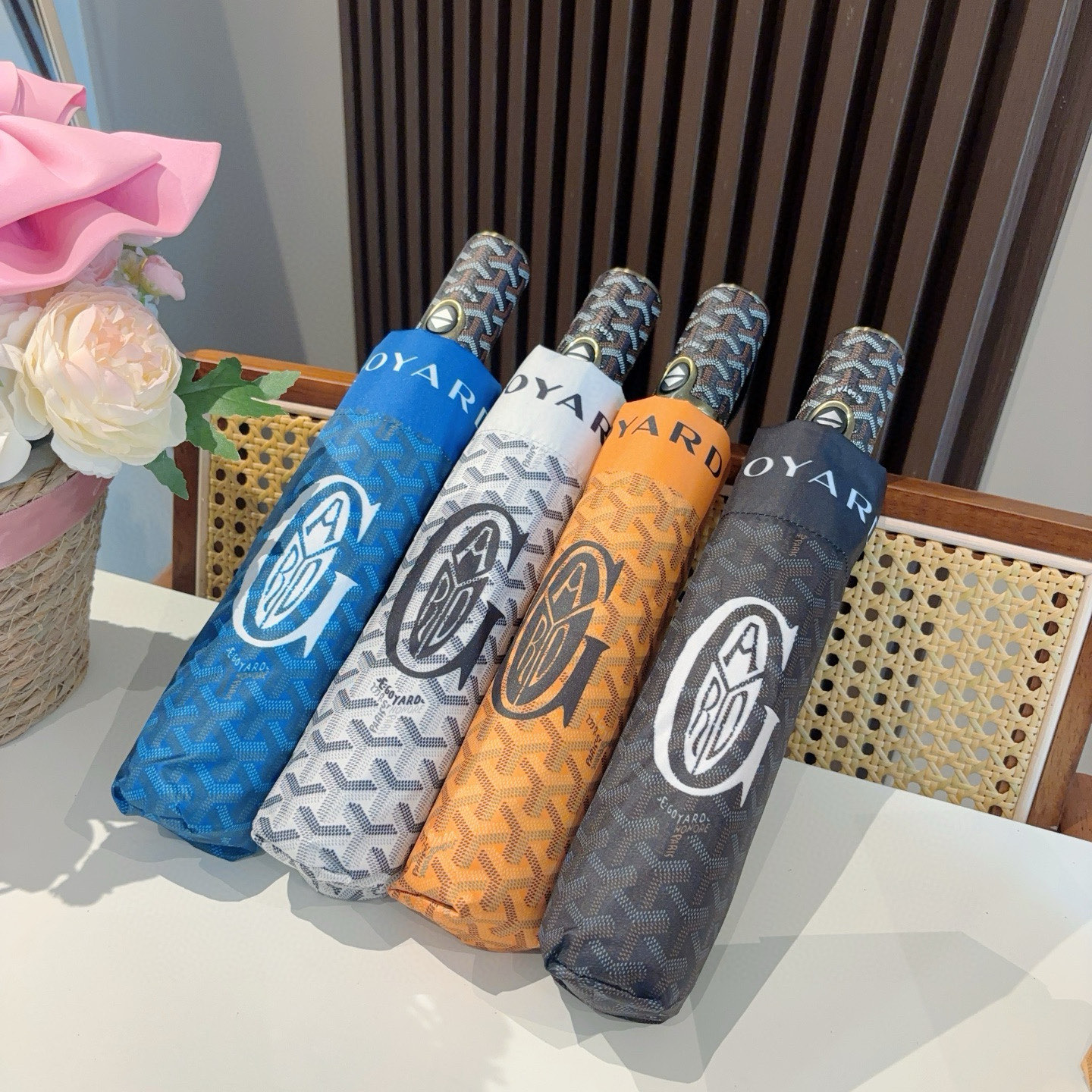  Goyard戈雅  三折自动折叠伞 热卖款 时尚指数爆表 不论晴天雨天使用都相得益彰 拥有它感受风从身
