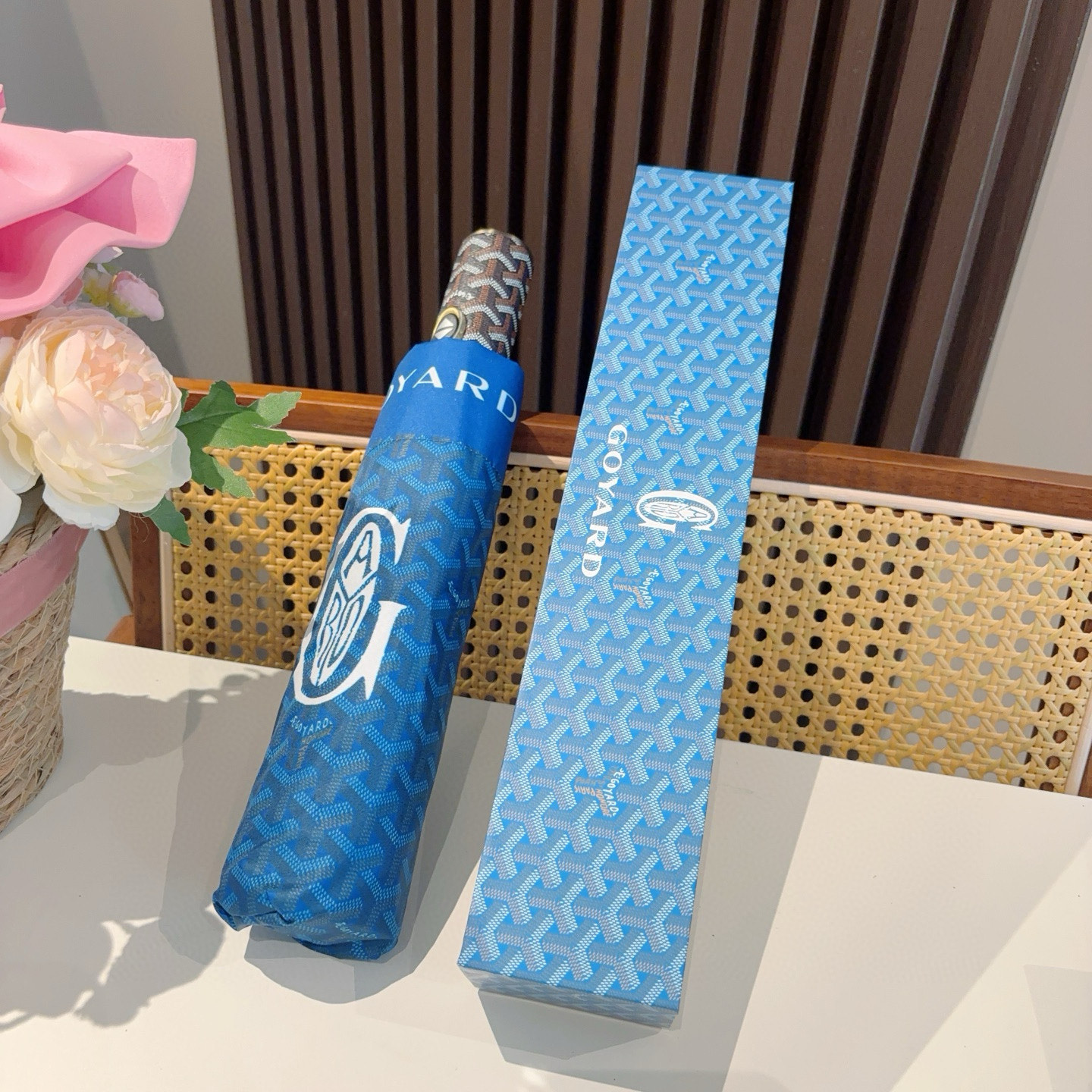  Goyard戈雅  三折自动折叠伞 热卖款 时尚指数爆表 不论晴天雨天使用都相得益彰 拥有它感受风从身