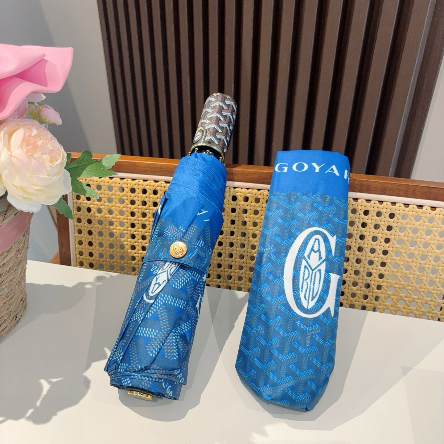  Goyard戈雅  三折自动折叠伞 热卖款 时尚指数爆表 不论晴天雨天使用都相得益彰 拥有它感受风从身