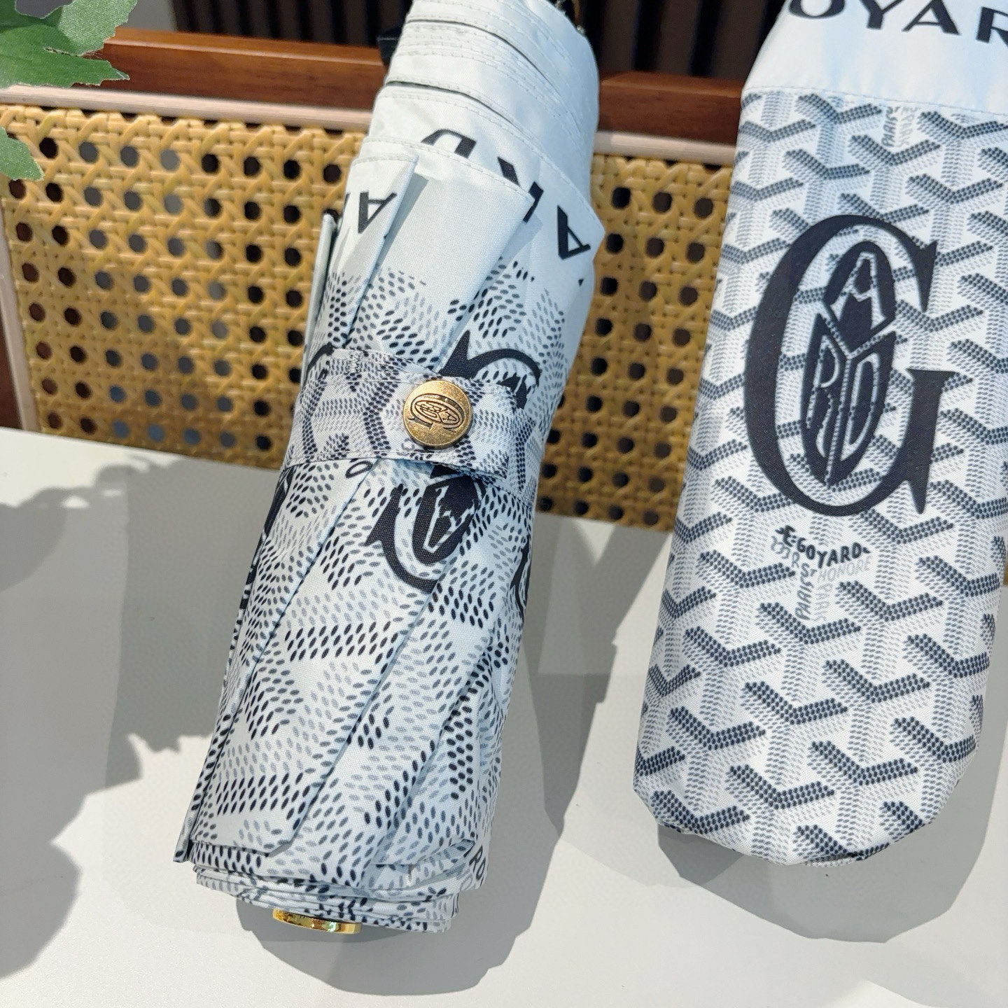  Goyard戈雅  三折自动折叠伞 热卖款 时尚指数爆表 不论晴天雨天使用都相得益彰 拥有它感受风从身