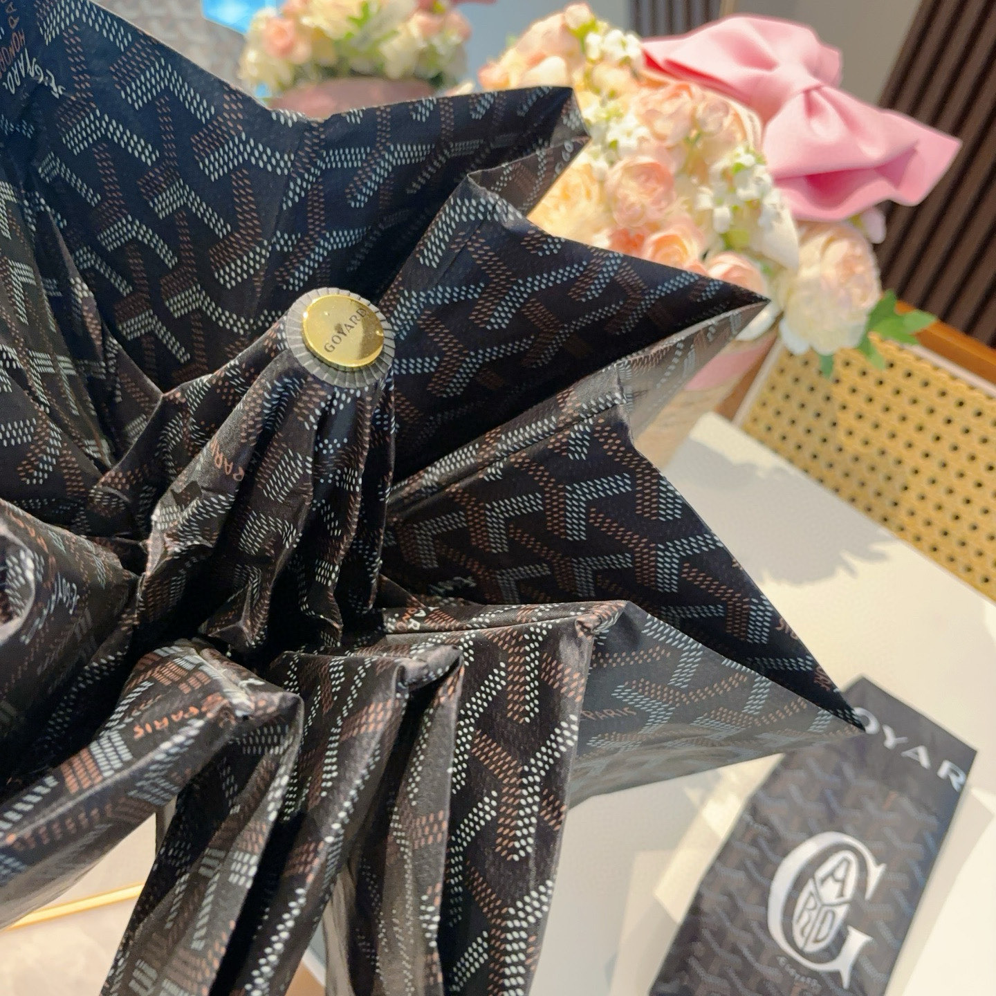  Goyard戈雅  三折自动折叠伞 热卖款 时尚指数爆表 不论晴天雨天使用都相得益彰 拥有它感受风从身