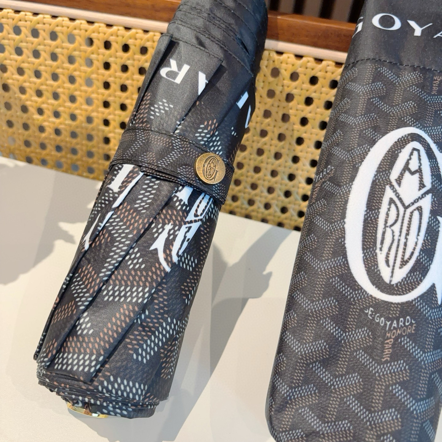  Goyard戈雅  三折自动折叠伞 热卖款 时尚指数爆表 不论晴天雨天使用都相得益彰 拥有它感受风从身
