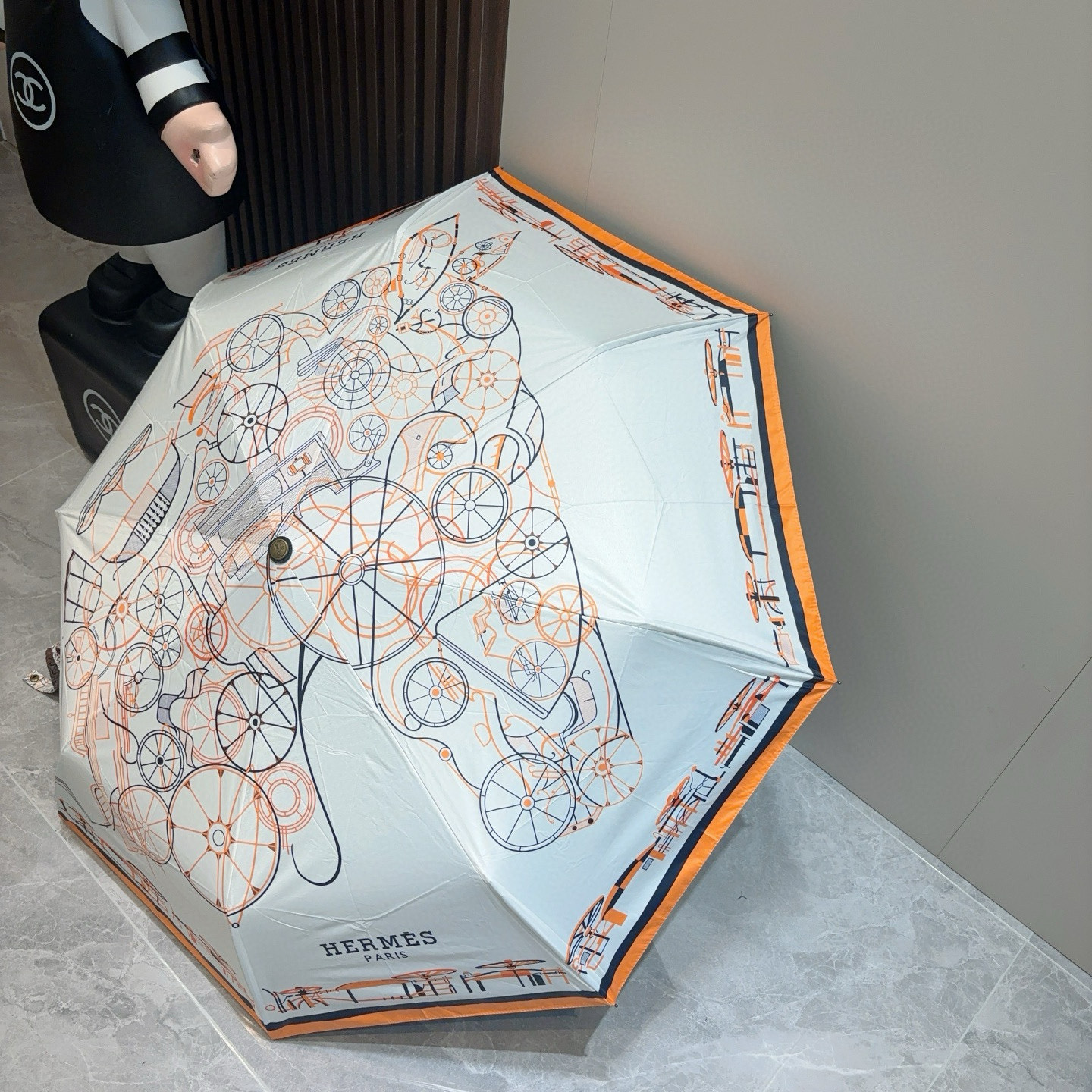 爱马仕（Hermès）   新款 极品H家三折自动伞重磅呈现 以其精湛的工艺技术和源源不断的想像力 新涂