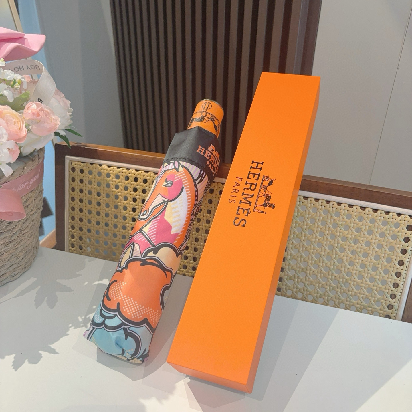 爱马仕（Hermès）   新款 极品H家三折自动伞重磅呈现 以其精湛的工艺技术和源源不断的想像力 新涂