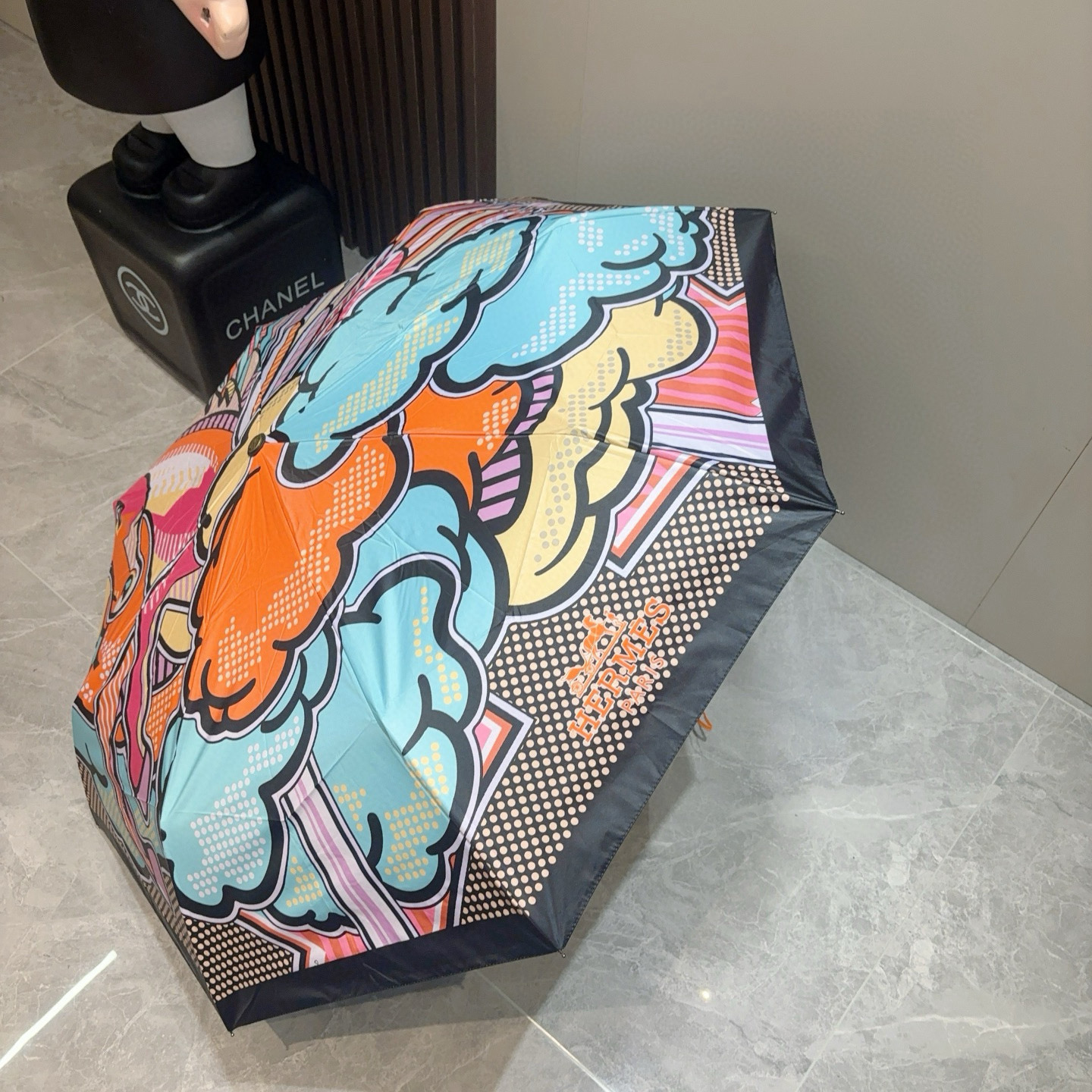 爱马仕（Hermès）   新款 极品H家三折自动伞重磅呈现 以其精湛的工艺技术和源源不断的想像力 新涂