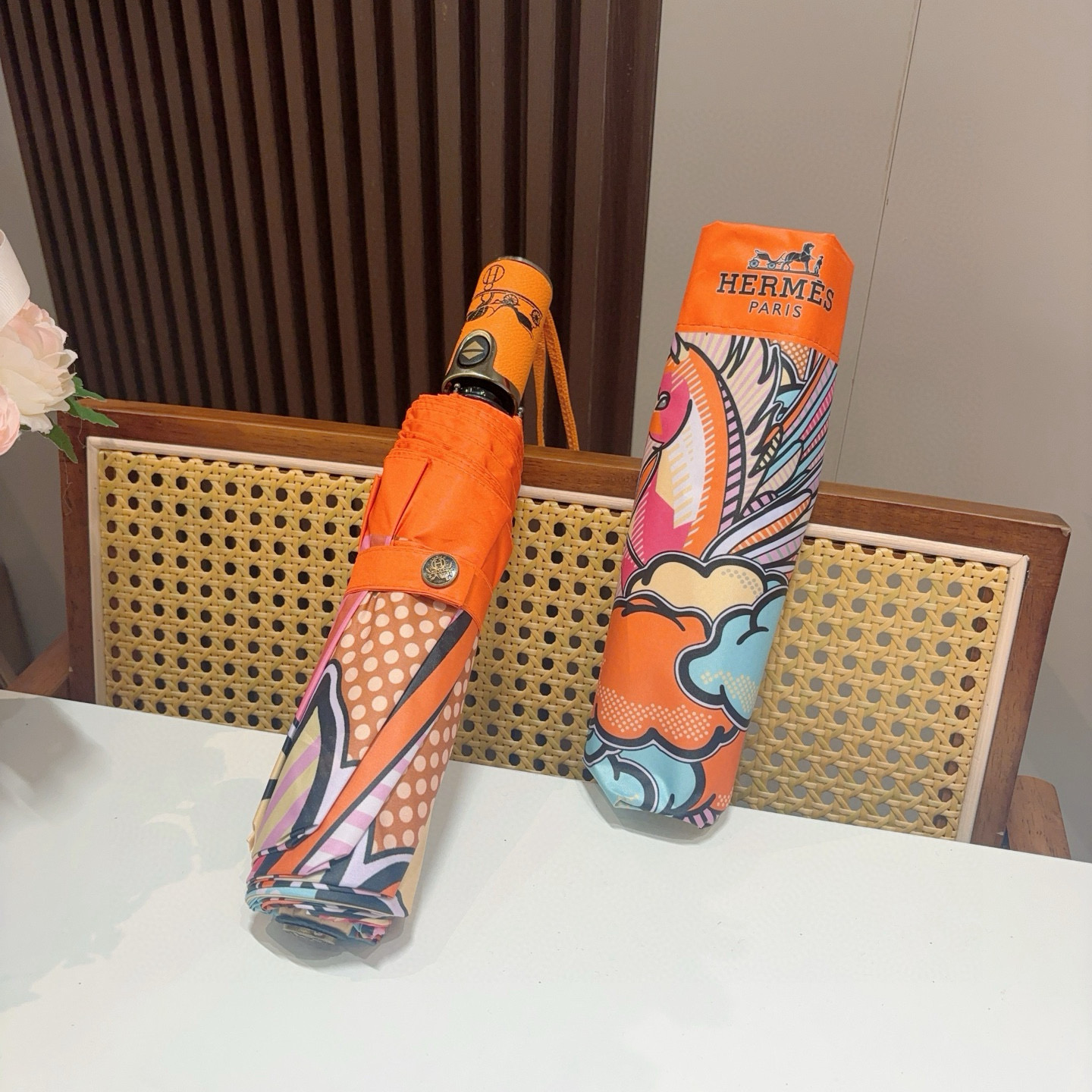 爱马仕（Hermès）   新款 极品H家三折自动伞重磅呈现 以其精湛的工艺技术和源源不断的想像力 新涂