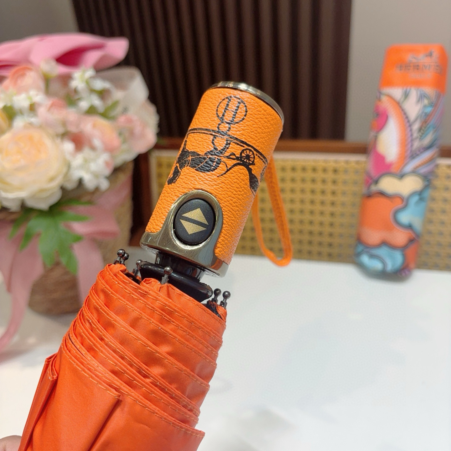 爱马仕（Hermès）   新款 极品H家三折自动伞重磅呈现 以其精湛的工艺技术和源源不断的想像力 新涂