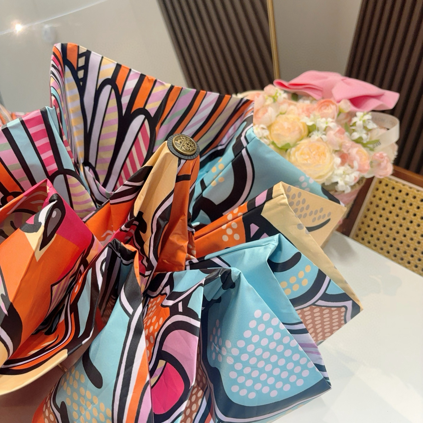 爱马仕（Hermès）   新款 极品H家三折自动伞重磅呈现 以其精湛的工艺技术和源源不断的想像力 新涂