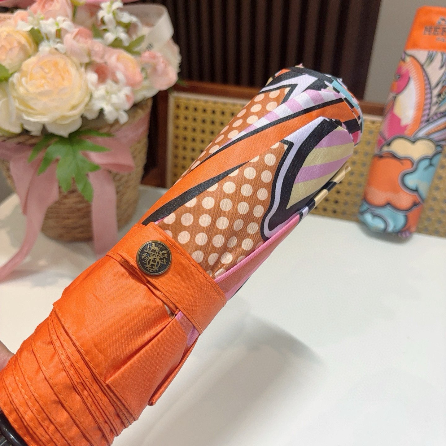 爱马仕（Hermès）   新款 极品H家三折自动伞重磅呈现 以其精湛的工艺技术和源源不断的想像力 新涂