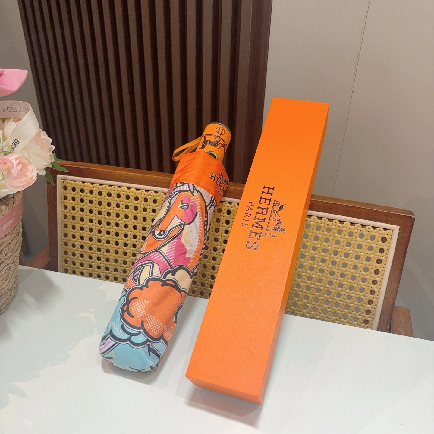 爱马仕（Hermès）   新款 极品H家三折自动伞重磅呈现 以其精湛的工艺技术和源源不断的想像力 新涂