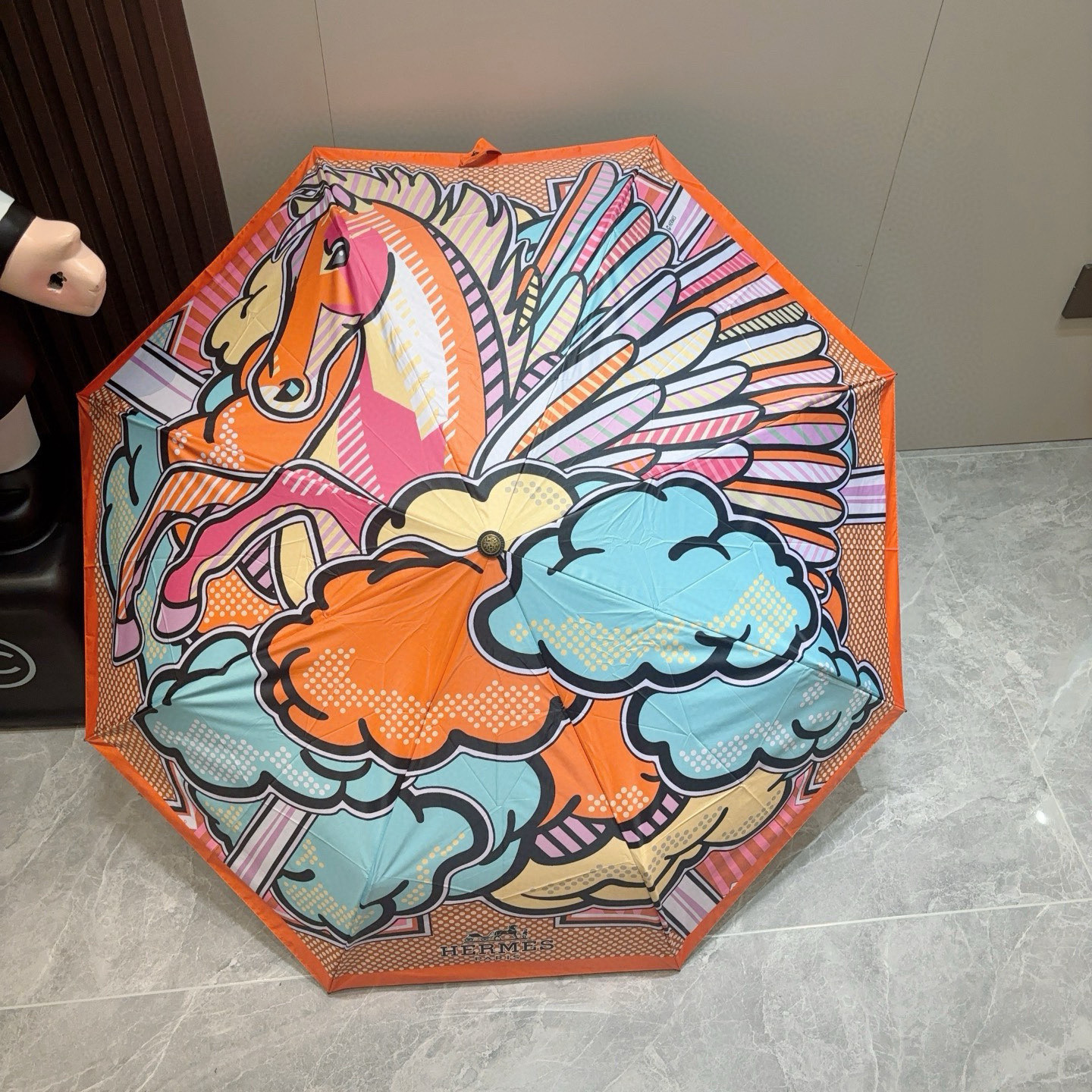 爱马仕（Hermès）   新款 极品H家三折自动伞重磅呈现 以其精湛的工艺技术和源源不断的想像力 新涂