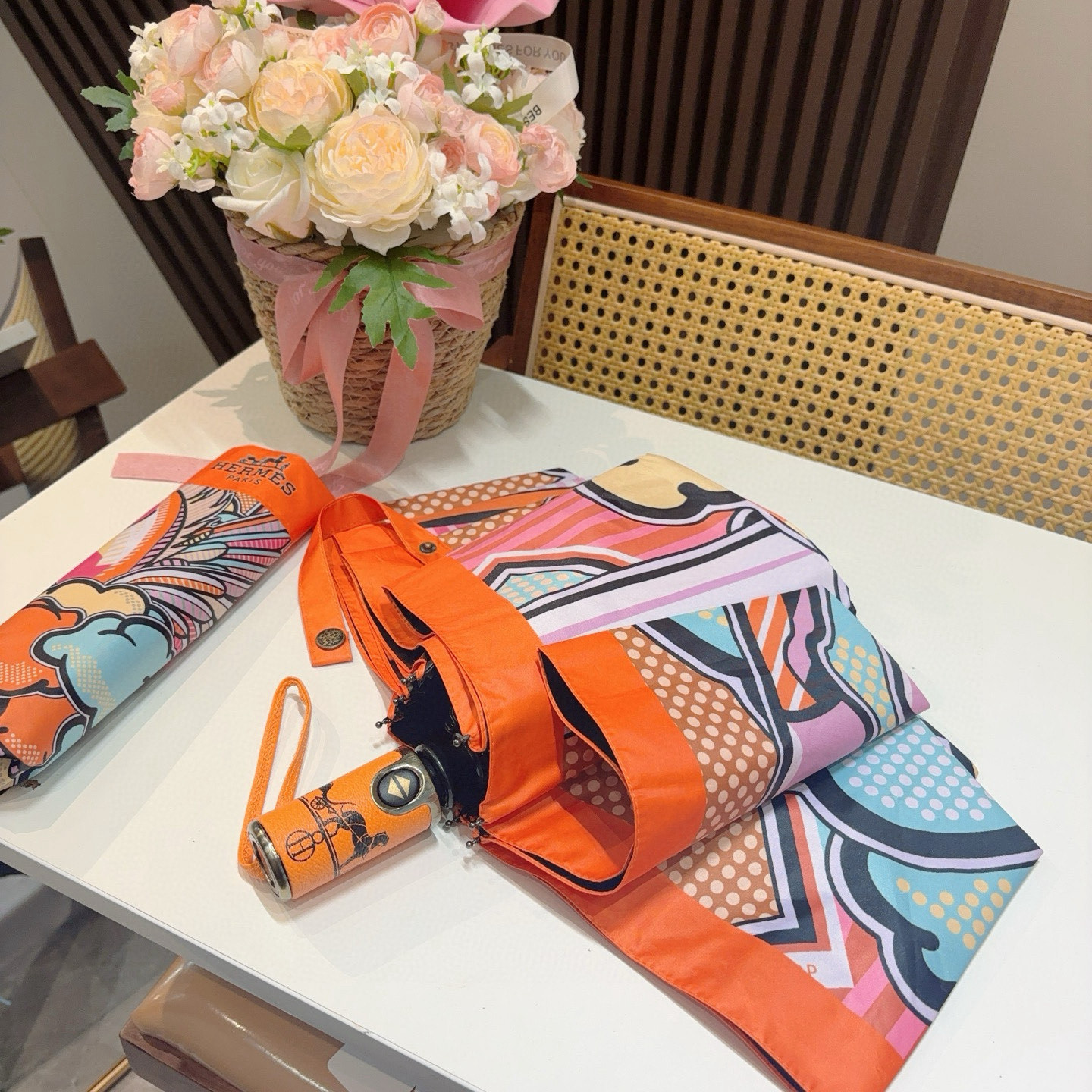 爱马仕（Hermès）   新款 极品H家三折自动伞重磅呈现 以其精湛的工艺技术和源源不断的想像力 新涂