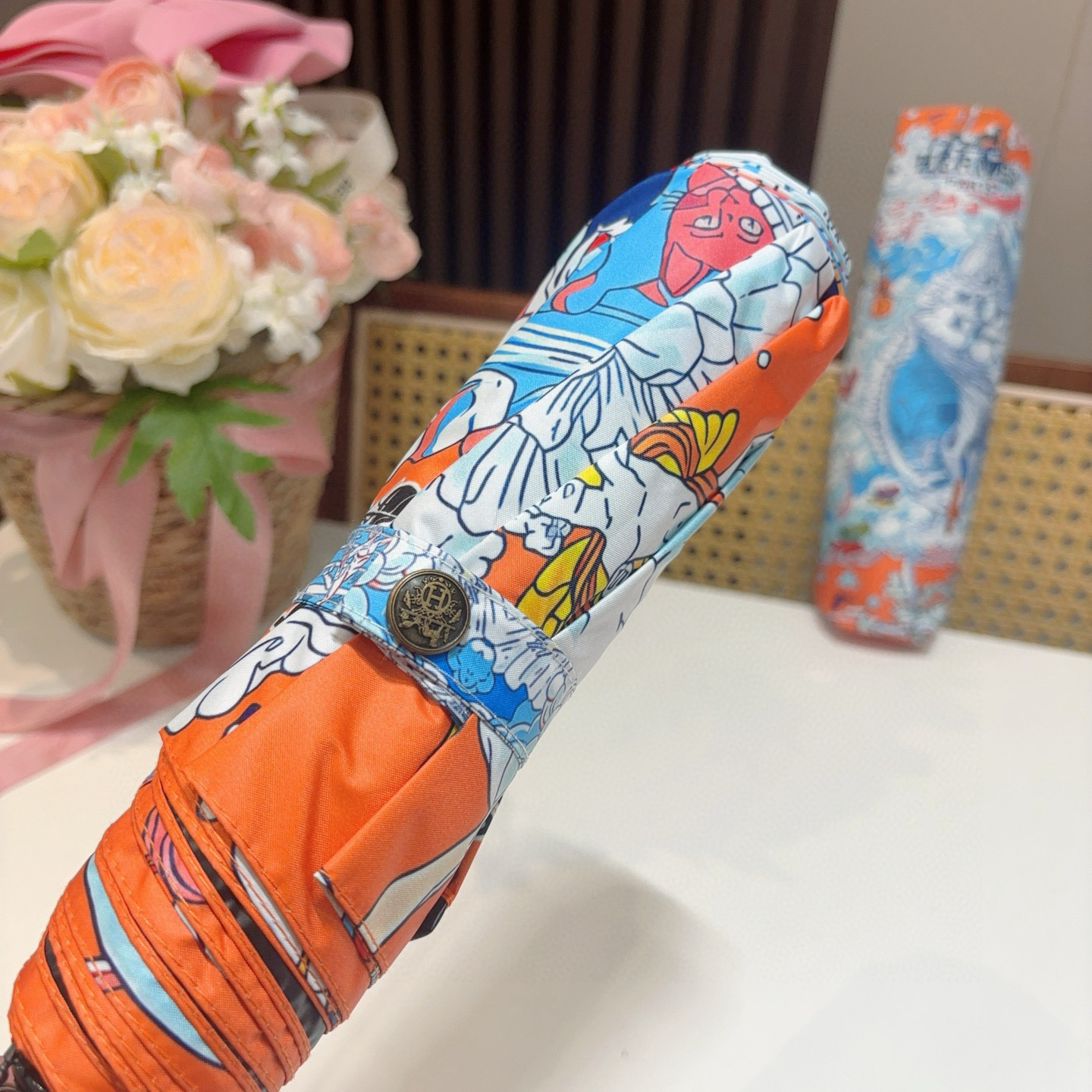 爱马仕（Hermès）   新款 极品H家三折自动伞重磅呈现 以其精湛的工艺技术和源源不断的想像力 新涂
