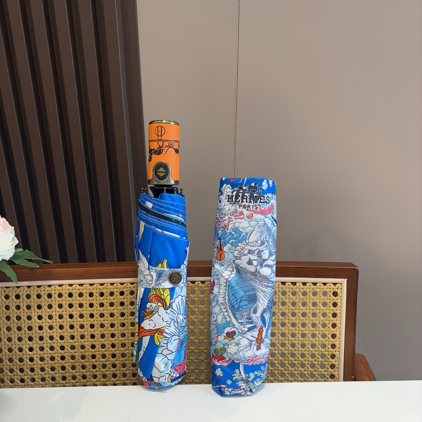 爱马仕（Hermès）   新款 极品H家三折自动伞重磅呈现 以其精湛的工艺技术和源源不断的想像力 新涂