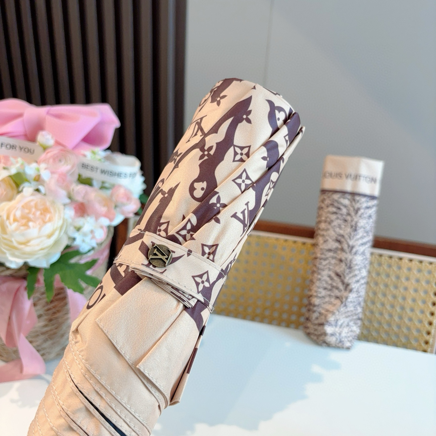 LOUIS VUITTON （路易威登）新款 三折自动折叠晴雨伞 新涂层技术深色伞面 拥有令人惊喜的遮光