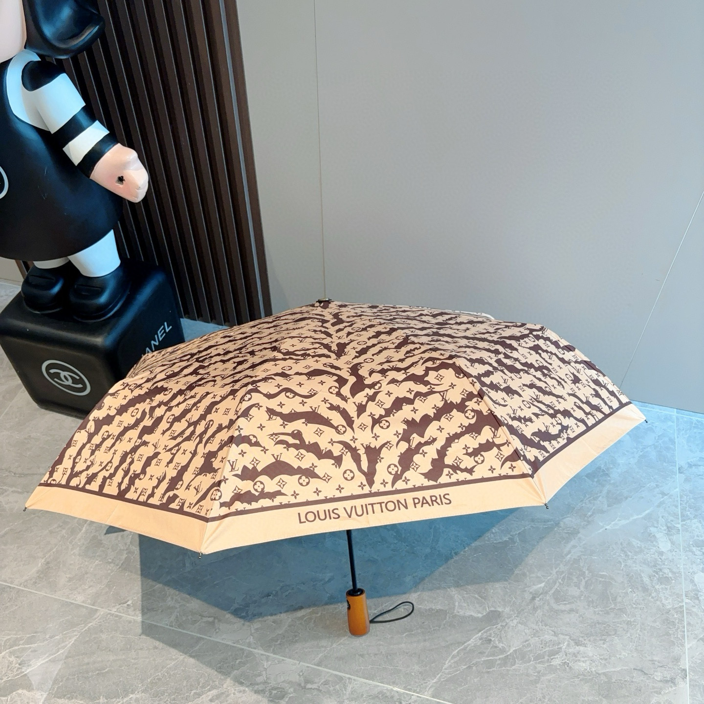 LOUIS VUITTON （路易威登）新款 三折自动折叠晴雨伞 新涂层技术深色伞面 拥有令人惊喜的遮光