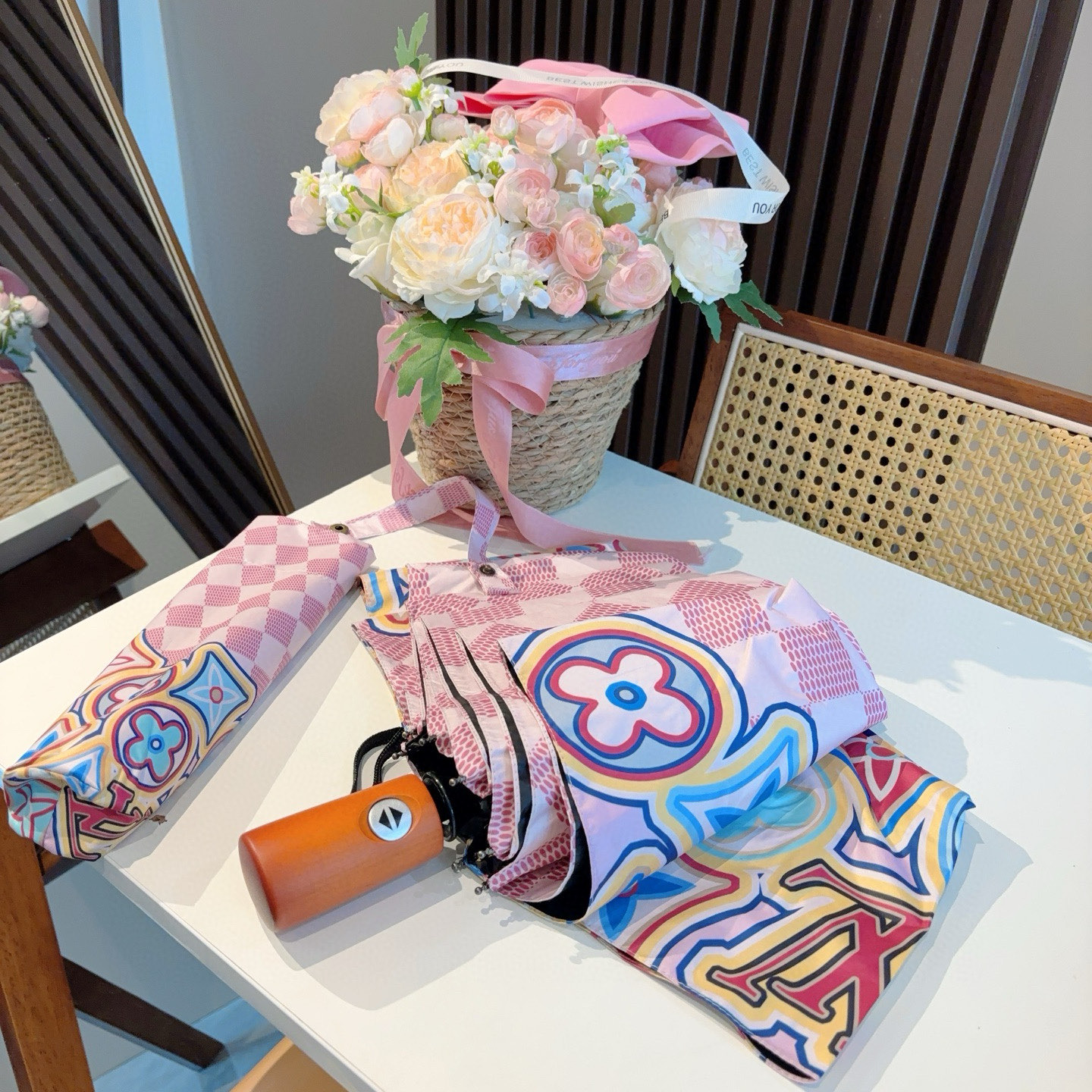 LOUIS VUITTON （路易威登）新款 三折自动折叠晴雨伞 新涂层技术深色伞面 拥有令人惊喜的遮光
