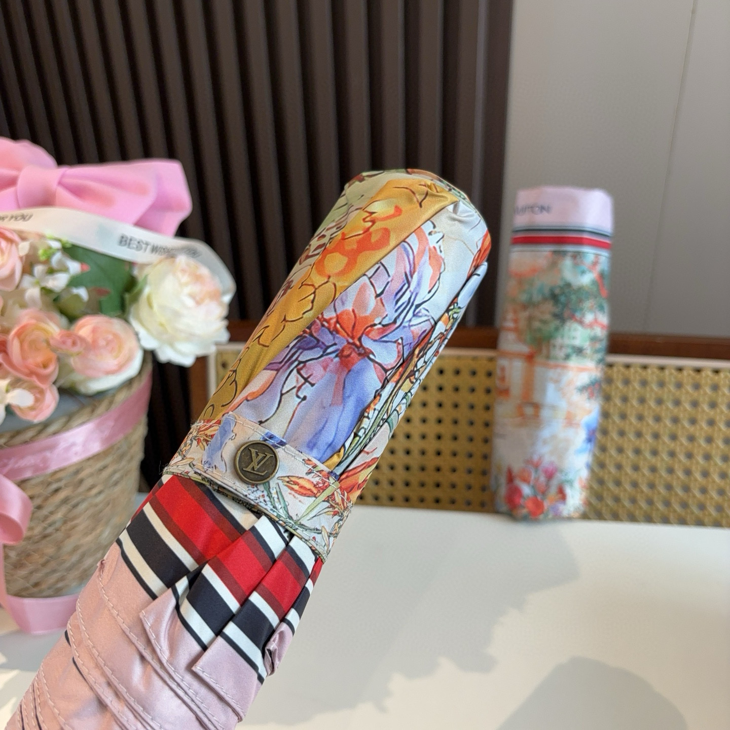 LOUIS VUITTON （路易威登）新款 三折自动折叠晴雨伞 新涂层技术深色伞面 拥有令人惊喜的遮光