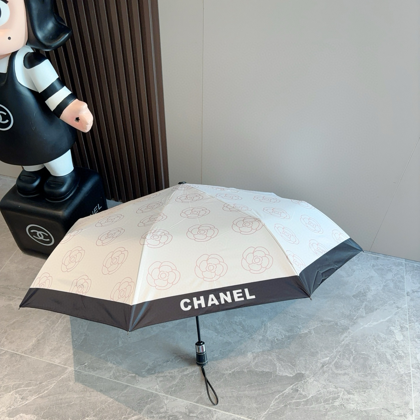 CHANEL（香奈儿）三折自动折叠晴雨伞 集合香奈儿灵魂LOGO为一体的设计风格高雅奢华 带在身上带来