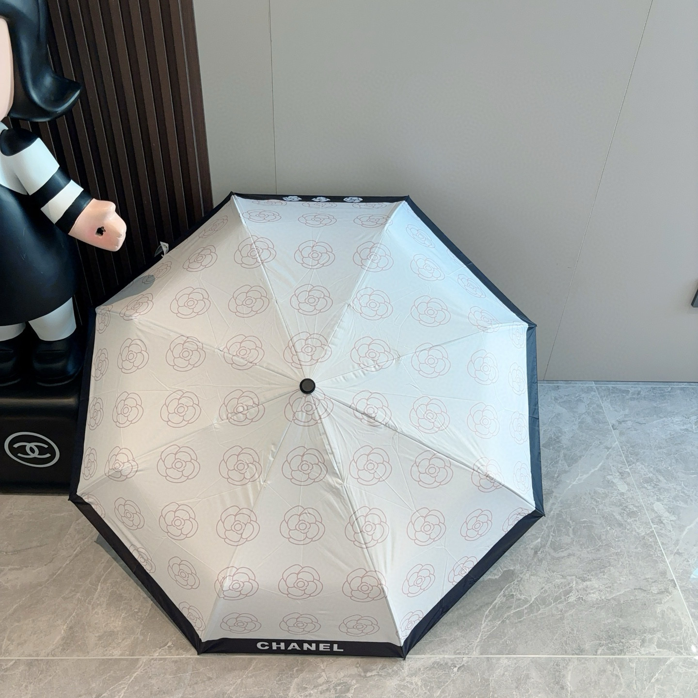  CHANEL（香奈儿）三折自动折叠晴雨伞 集合香奈儿灵魂LOGO为一体的设计风格高雅奢华 带在身上带来