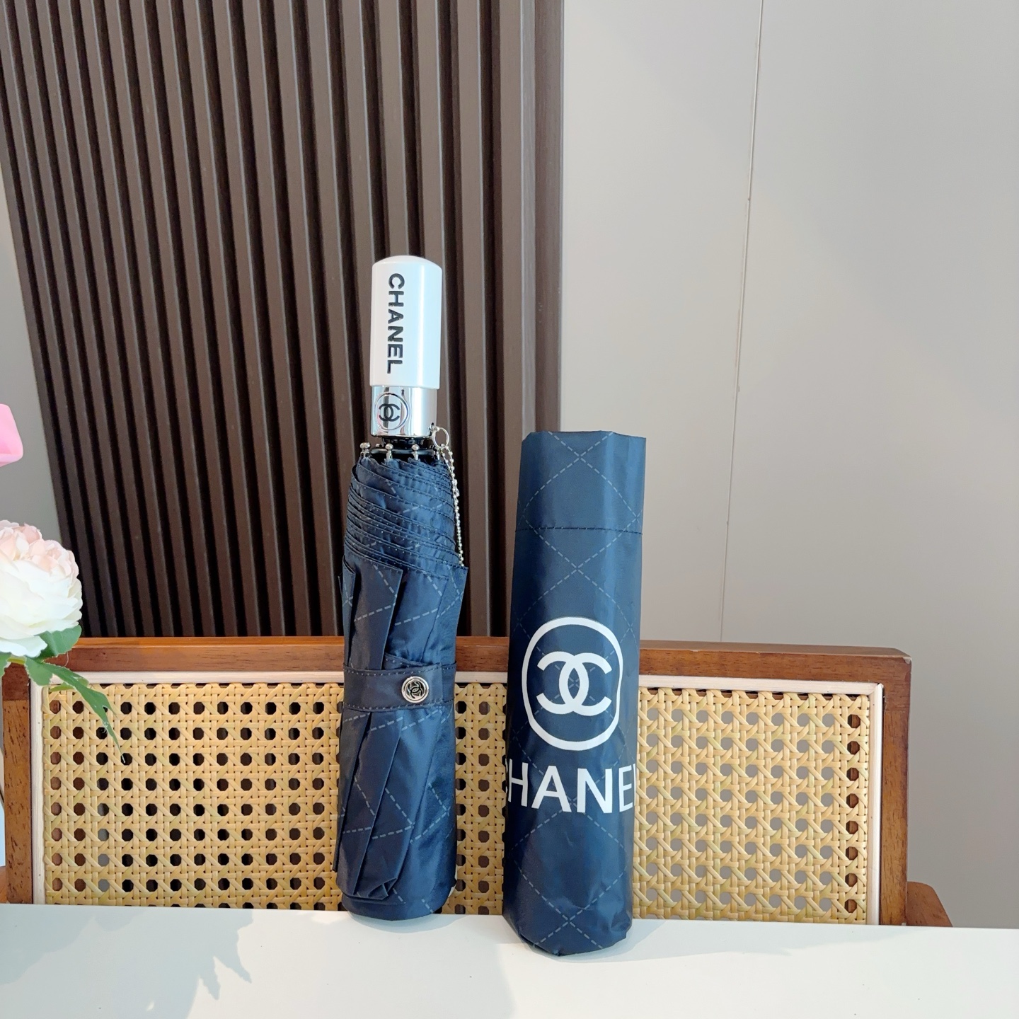  CHANEL（香奈儿）三折自动折叠晴雨伞 集合香奈儿灵魂LOGO为一体的设计风格高雅奢华 带在身上带来