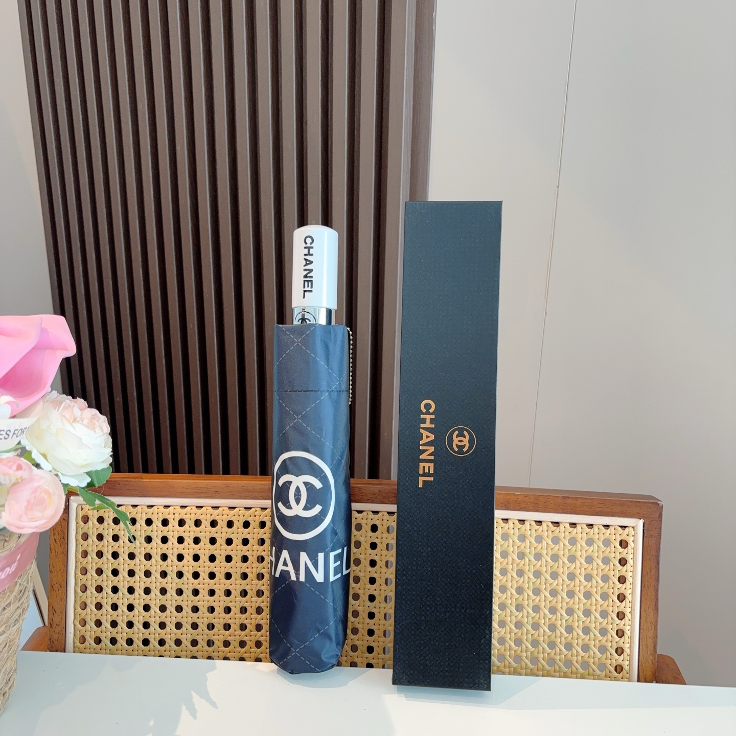 CHANEL（香奈儿）三折自动折叠晴雨伞 集合香奈儿灵魂LOGO为一体的设计风格高雅奢华 带在身上带来