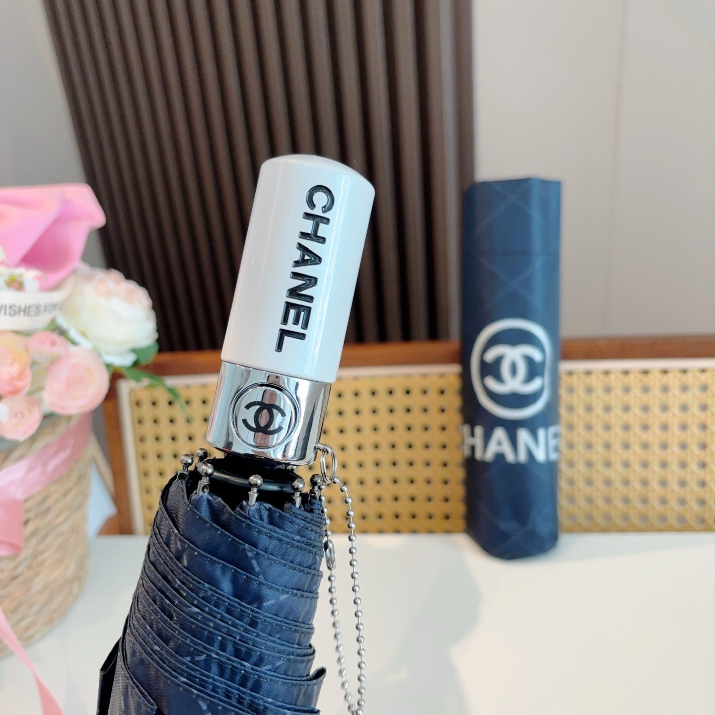  CHANEL（香奈儿）三折自动折叠晴雨伞 集合香奈儿灵魂LOGO为一体的设计风格高雅奢华 带在身上带来