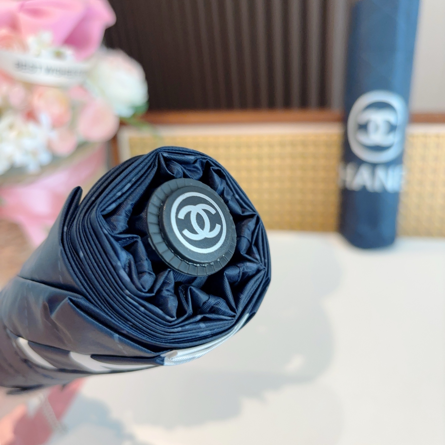  CHANEL（香奈儿）三折自动折叠晴雨伞 集合香奈儿灵魂LOGO为一体的设计风格高雅奢华 带在身上带来