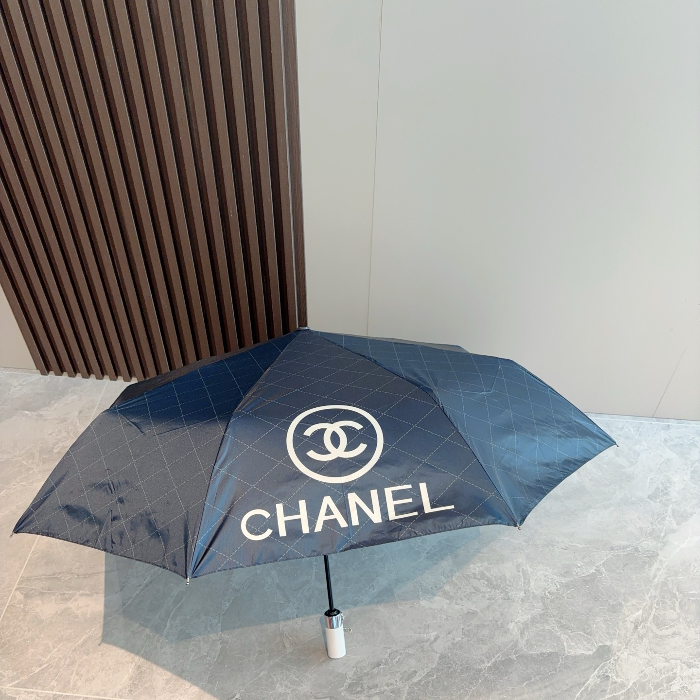  CHANEL（香奈儿）三折自动折叠晴雨伞 集合香奈儿灵魂LOGO为一体的设计风格高雅奢华 带在身上带来