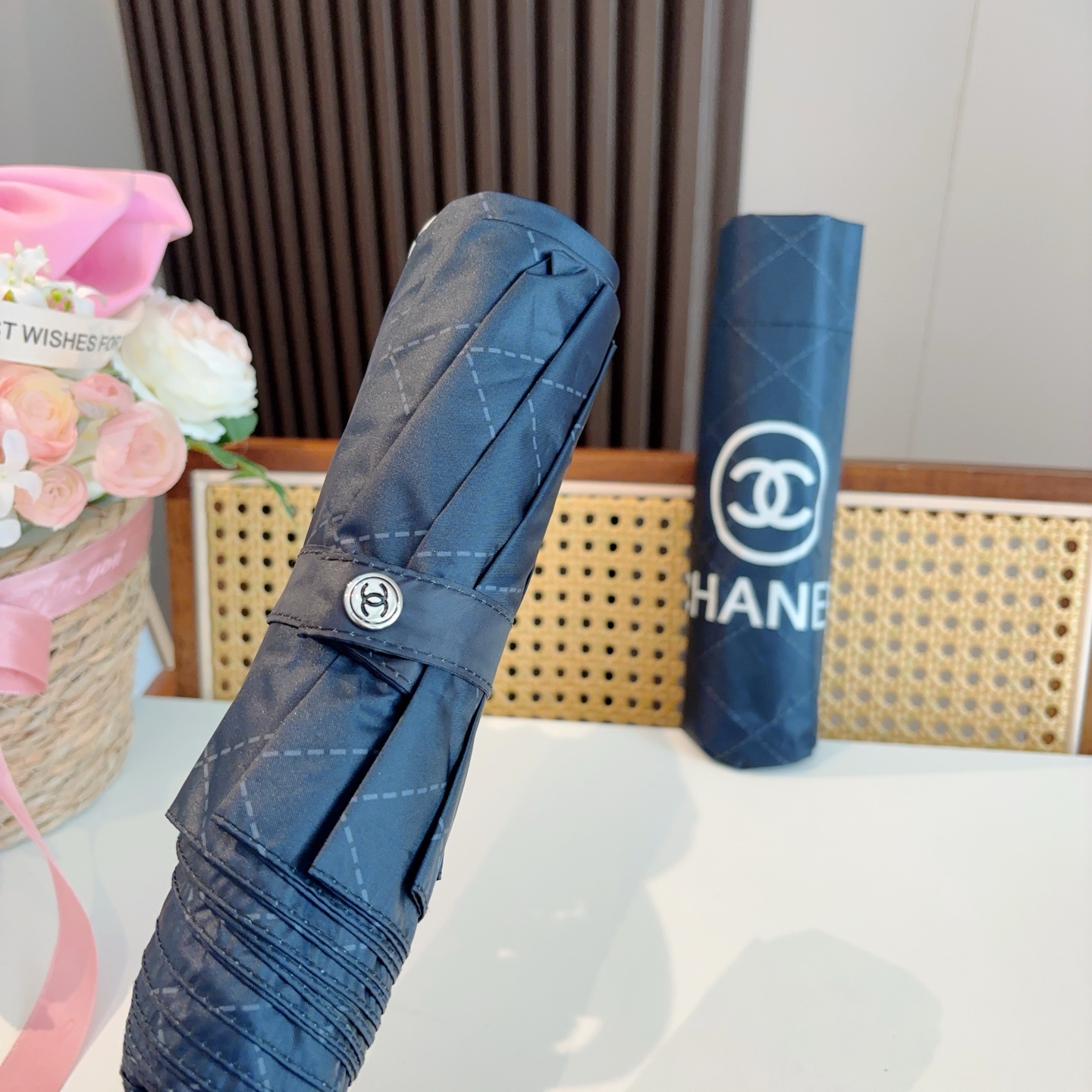  CHANEL（香奈儿）三折自动折叠晴雨伞 集合香奈儿灵魂LOGO为一体的设计风格高雅奢华 带在身上带来