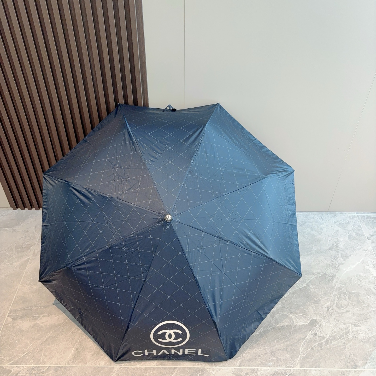  CHANEL（香奈儿）三折自动折叠晴雨伞 集合香奈儿灵魂LOGO为一体的设计风格高雅奢华 带在身上带来