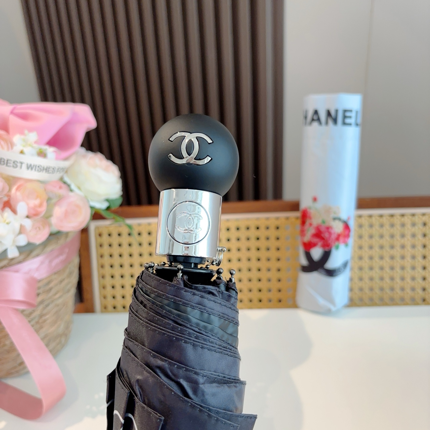  CHANEL（香奈儿）三折自动折叠晴雨伞 集合香奈儿灵魂LOGO为一体的设计风格高雅奢华 带在身上带来