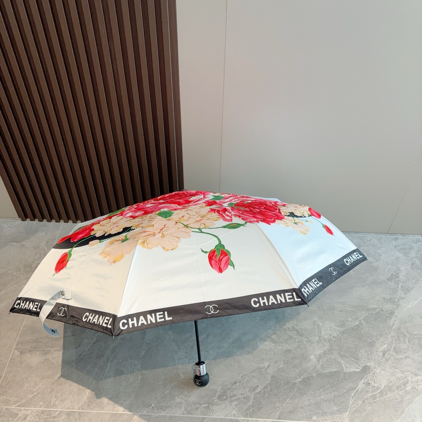  CHANEL（香奈儿）三折自动折叠晴雨伞 集合香奈儿灵魂LOGO为一体的设计风格高雅奢华 带在身上带来