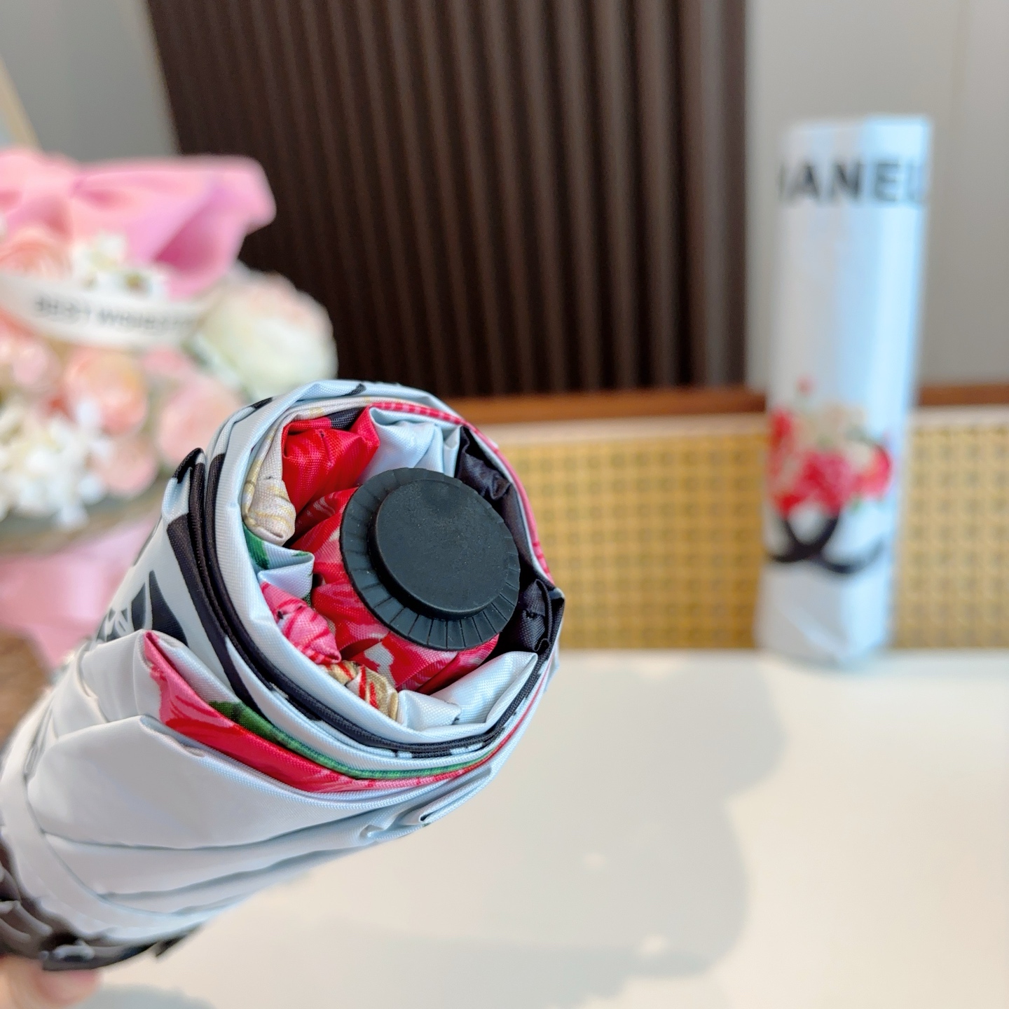  CHANEL（香奈儿）三折自动折叠晴雨伞 集合香奈儿灵魂LOGO为一体的设计风格高雅奢华 带在身上带来