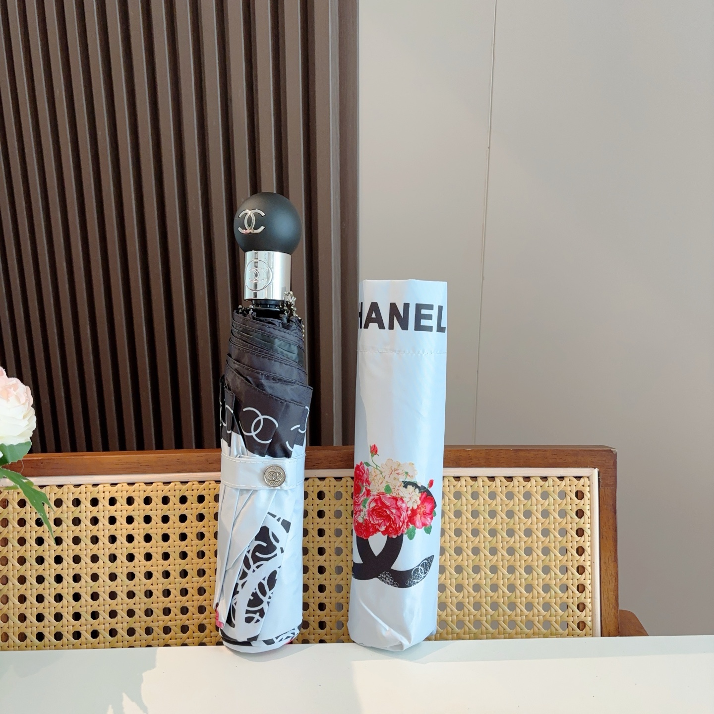  CHANEL（香奈儿）三折自动折叠晴雨伞 集合香奈儿灵魂LOGO为一体的设计风格高雅奢华 带在身上带来