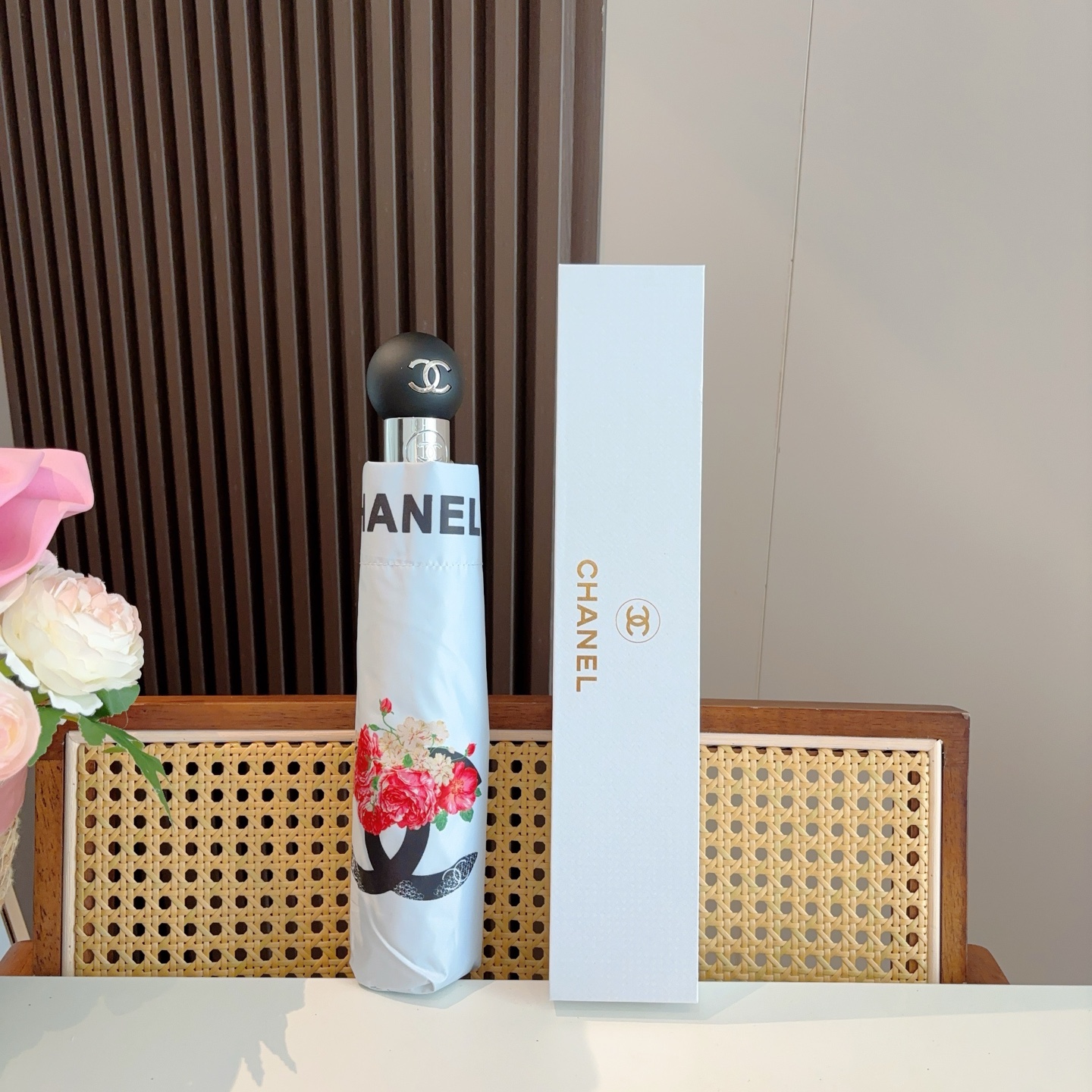  CHANEL（香奈儿）三折自动折叠晴雨伞 集合香奈儿灵魂LOGO为一体的设计风格高雅奢华 带在身上带来