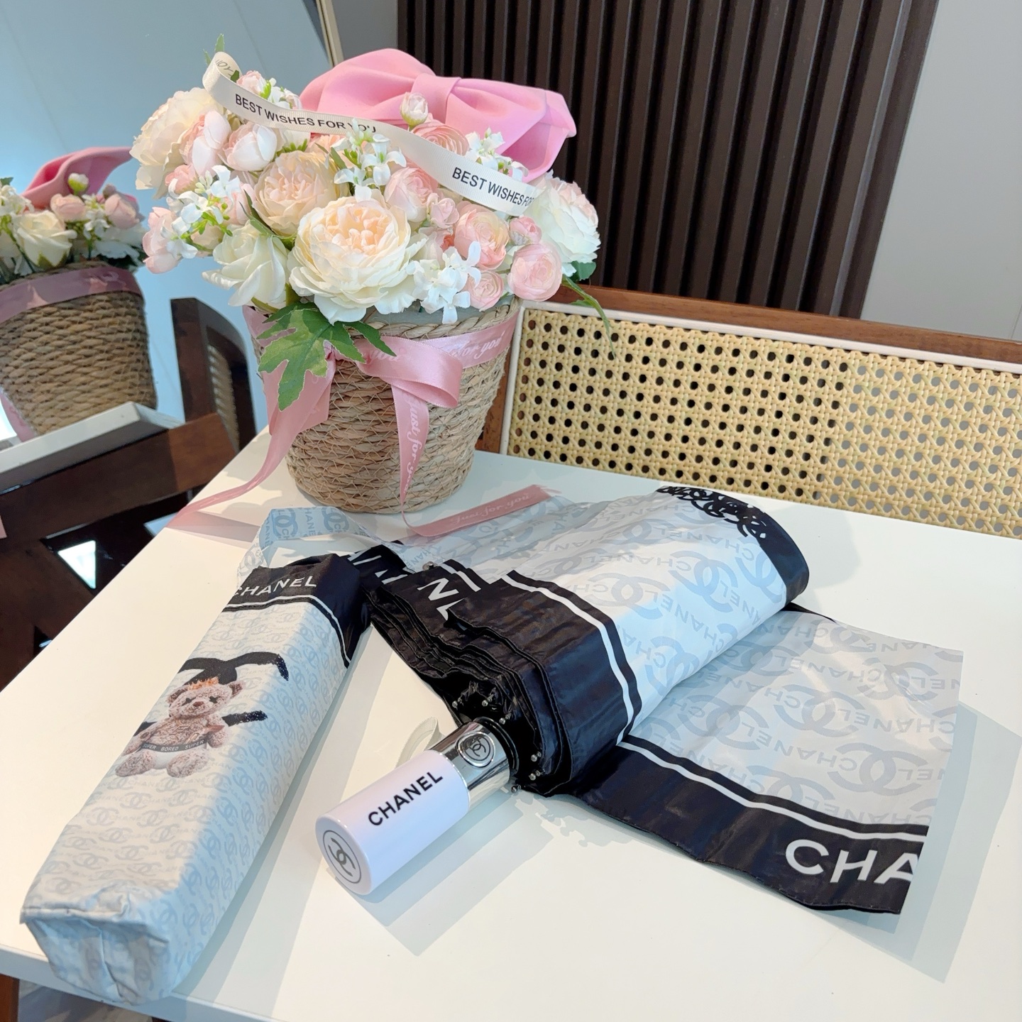  CHANEL（香奈儿）三折自动折叠晴雨伞 集合香奈儿灵魂LOGO为一体的设计风格高雅奢华 带在身上带来