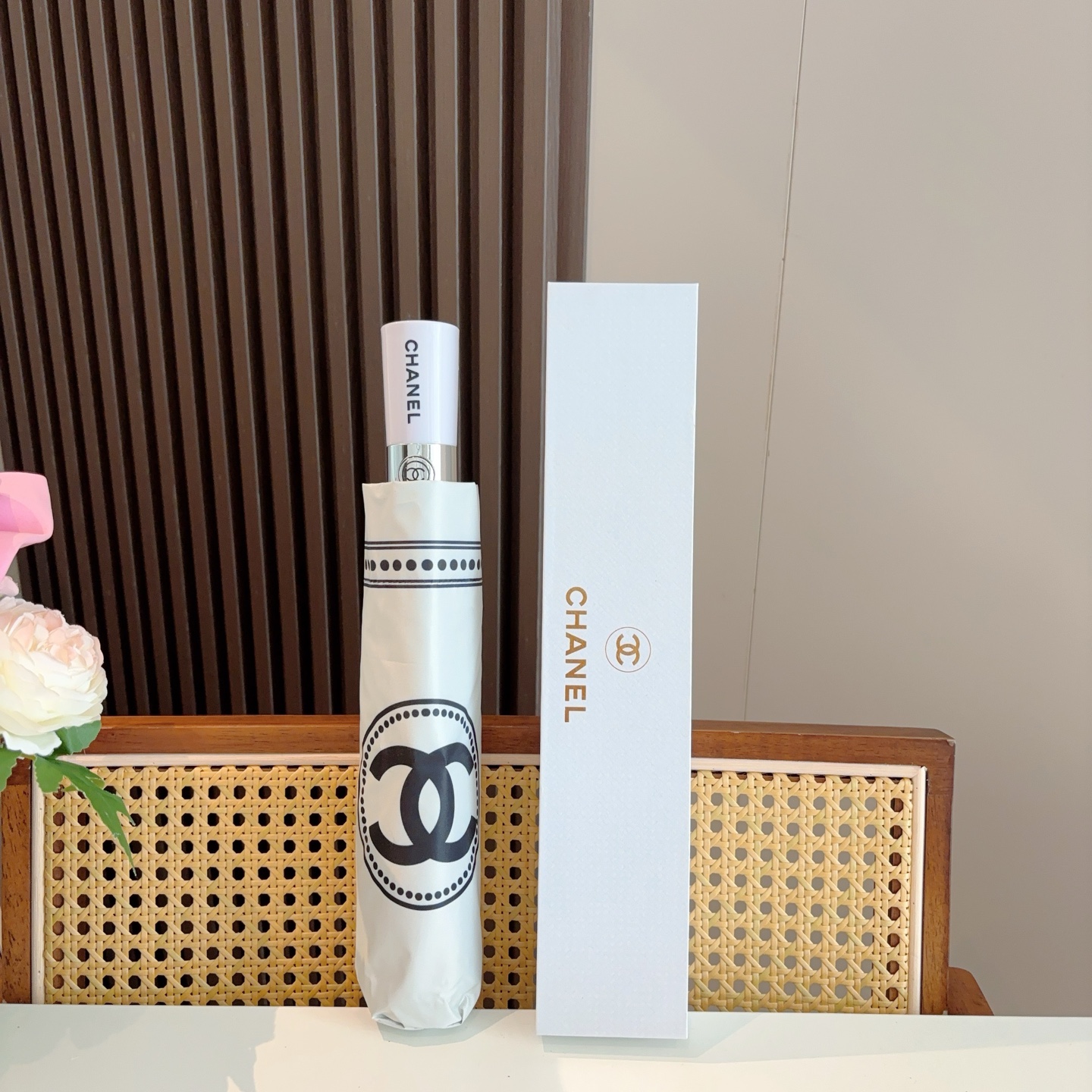  CHANEL（香奈儿）三折自动折叠晴雨伞 集合香奈儿灵魂LOGO为一体的设计风格高雅奢华 带在身上带来