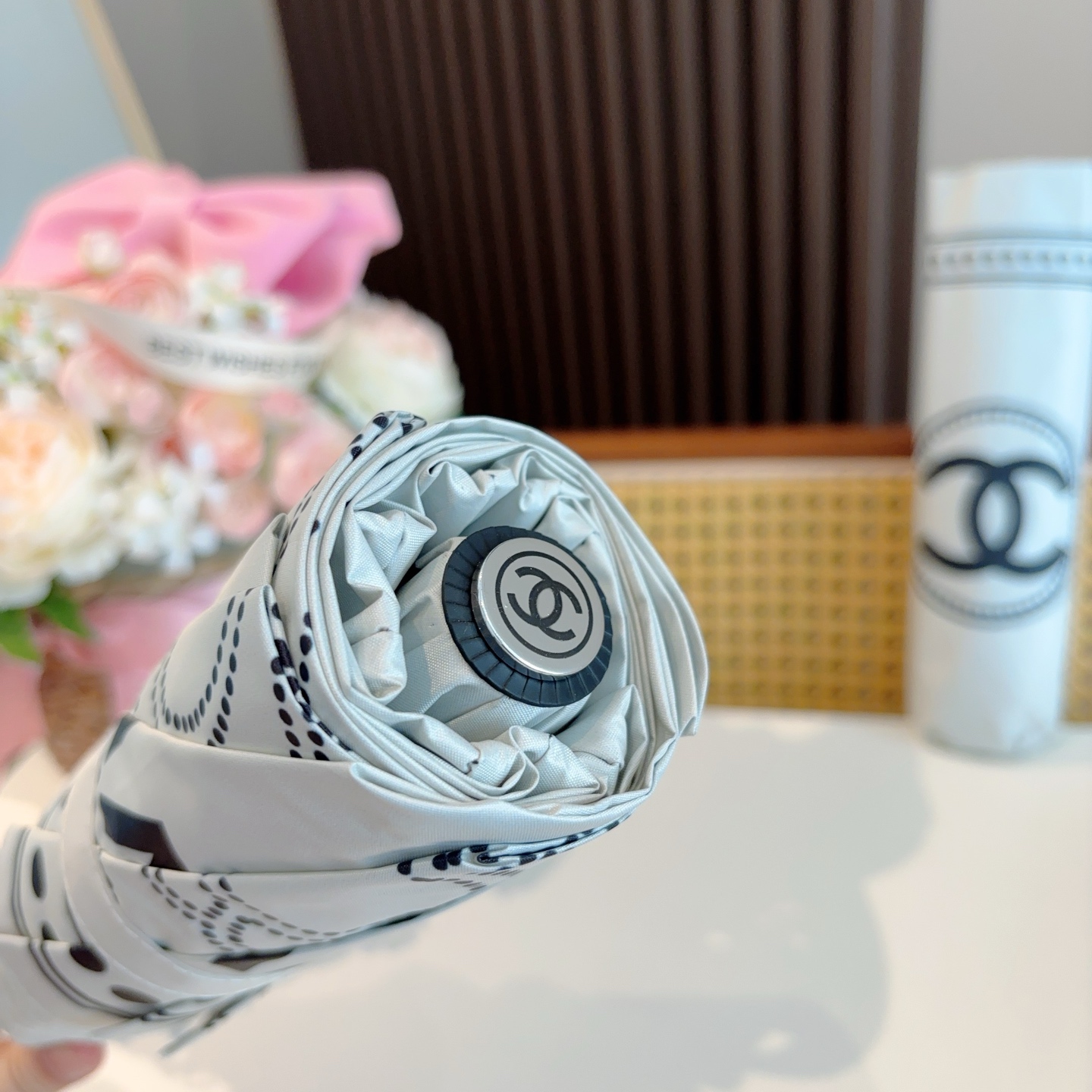  CHANEL（香奈儿）三折自动折叠晴雨伞 集合香奈儿灵魂LOGO为一体的设计风格高雅奢华 带在身上带来