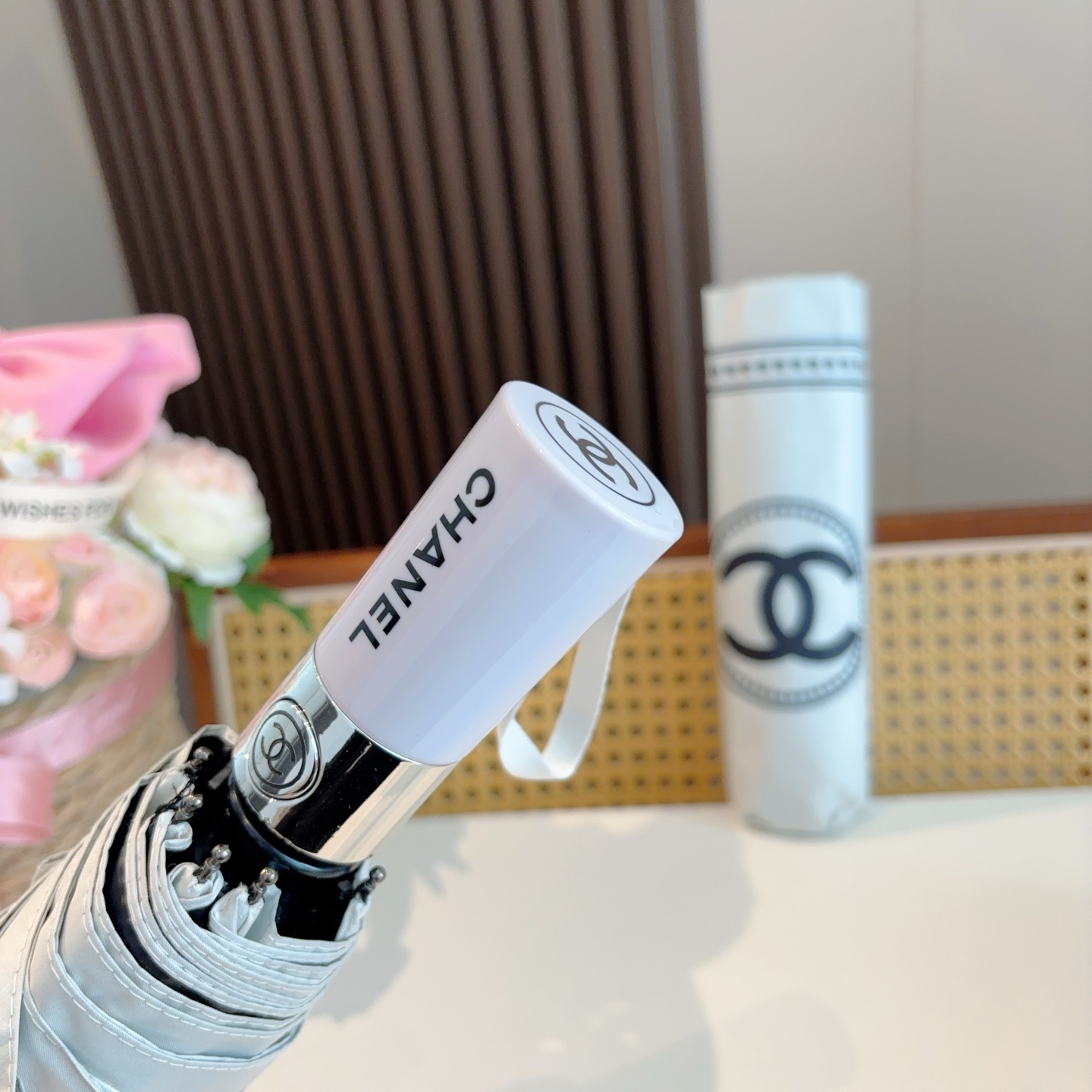  CHANEL（香奈儿）三折自动折叠晴雨伞 集合香奈儿灵魂LOGO为一体的设计风格高雅奢华 带在身上带来