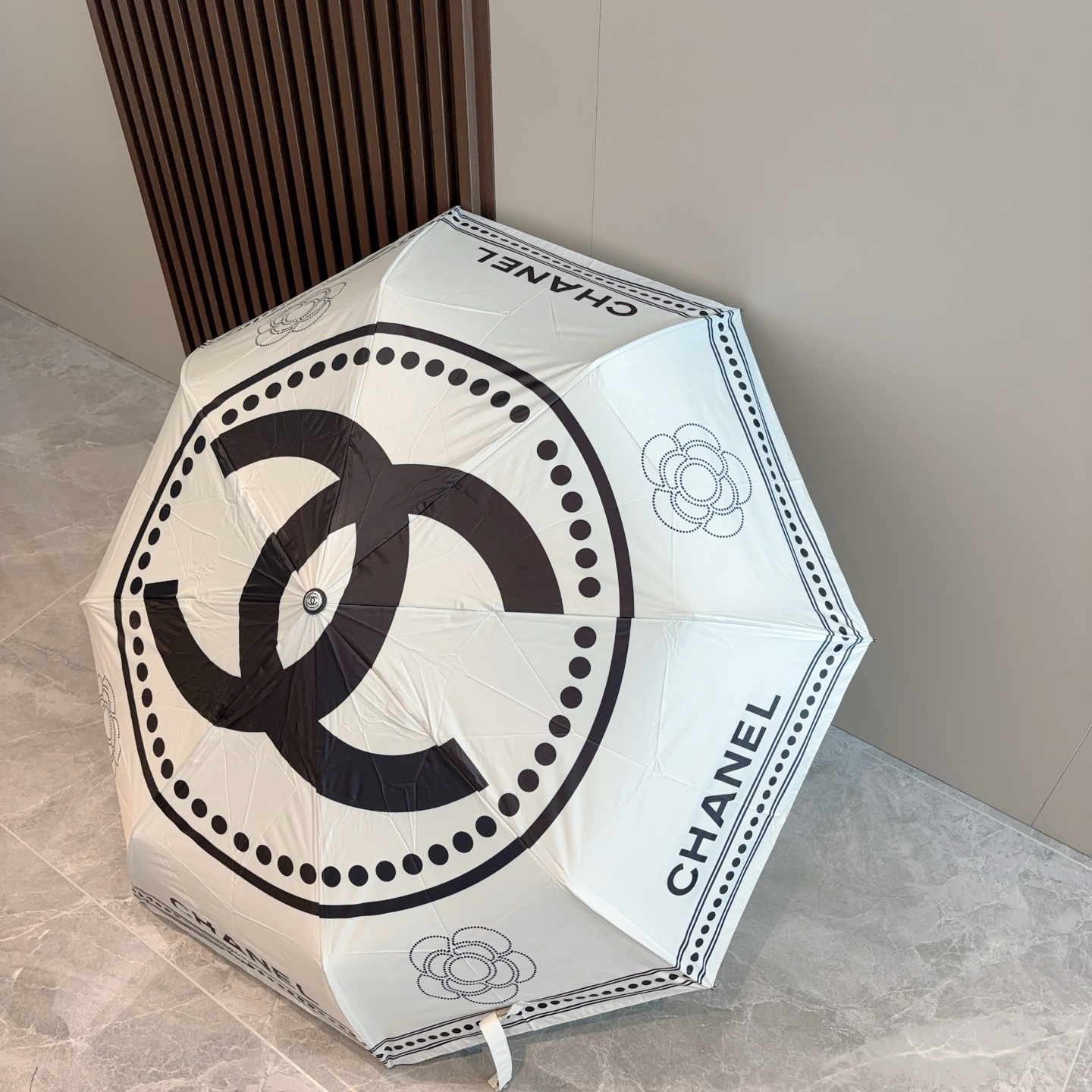  CHANEL（香奈儿）三折自动折叠晴雨伞 集合香奈儿灵魂LOGO为一体的设计风格高雅奢华 带在身上带来