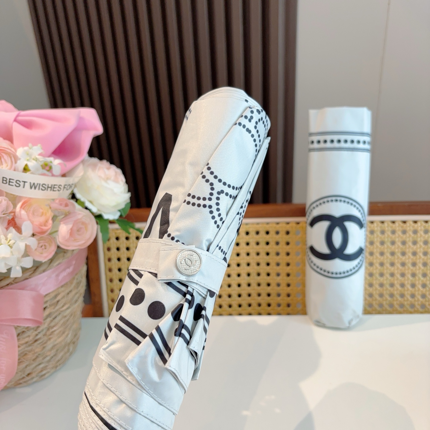  CHANEL（香奈儿）三折自动折叠晴雨伞 集合香奈儿灵魂LOGO为一体的设计风格高雅奢华 带在身上带来