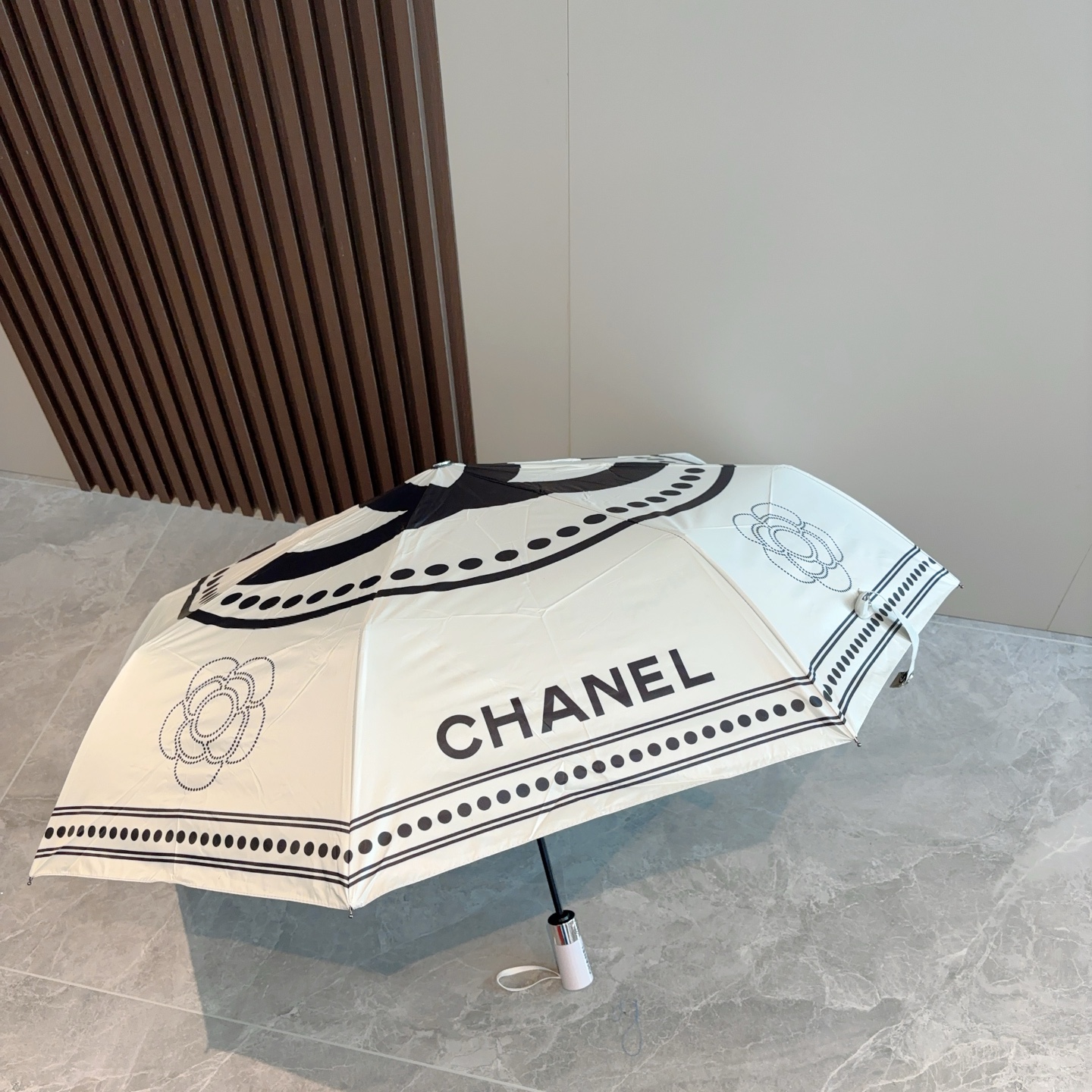  CHANEL（香奈儿）三折自动折叠晴雨伞 集合香奈儿灵魂LOGO为一体的设计风格高雅奢华 带在身上带来