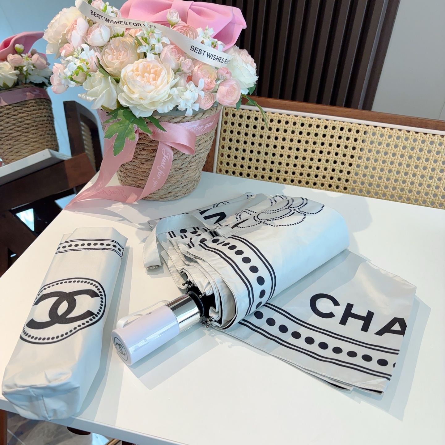  CHANEL（香奈儿）三折自动折叠晴雨伞 集合香奈儿灵魂LOGO为一体的设计风格高雅奢华 带在身上带来