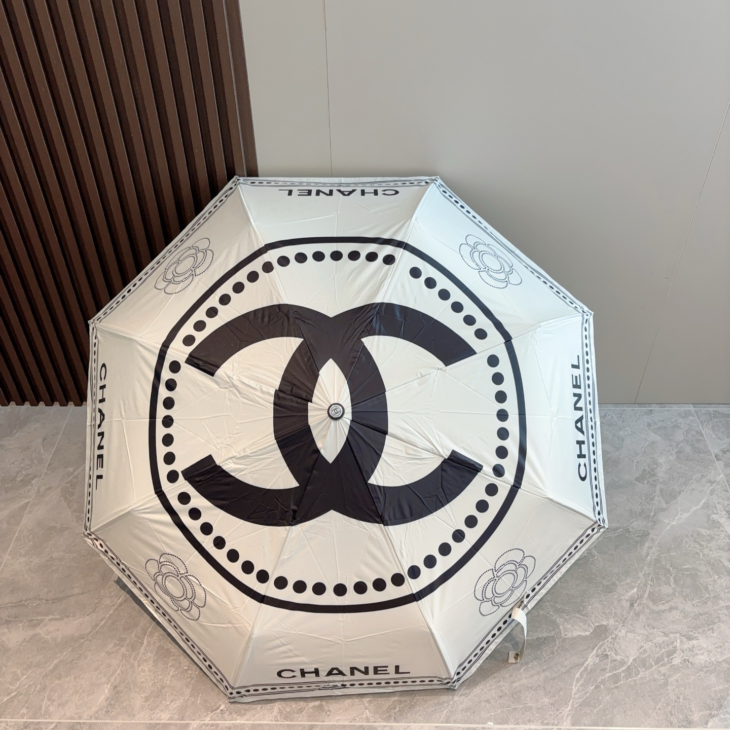  CHANEL（香奈儿）三折自动折叠晴雨伞 集合香奈儿灵魂LOGO为一体的设计风格高雅奢华 带在身上带来