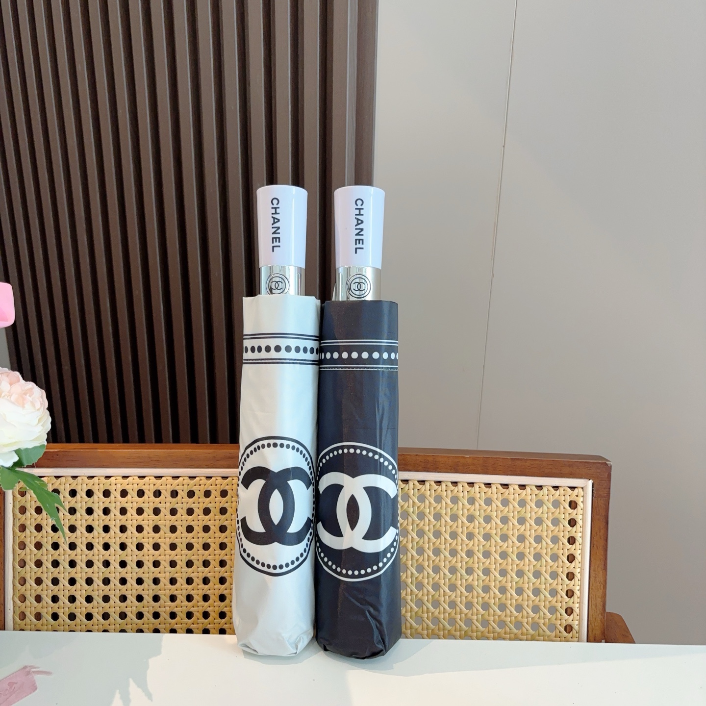  CHANEL（香奈儿）三折自动折叠晴雨伞 集合香奈儿灵魂LOGO为一体的设计风格高雅奢华 带在身上带来